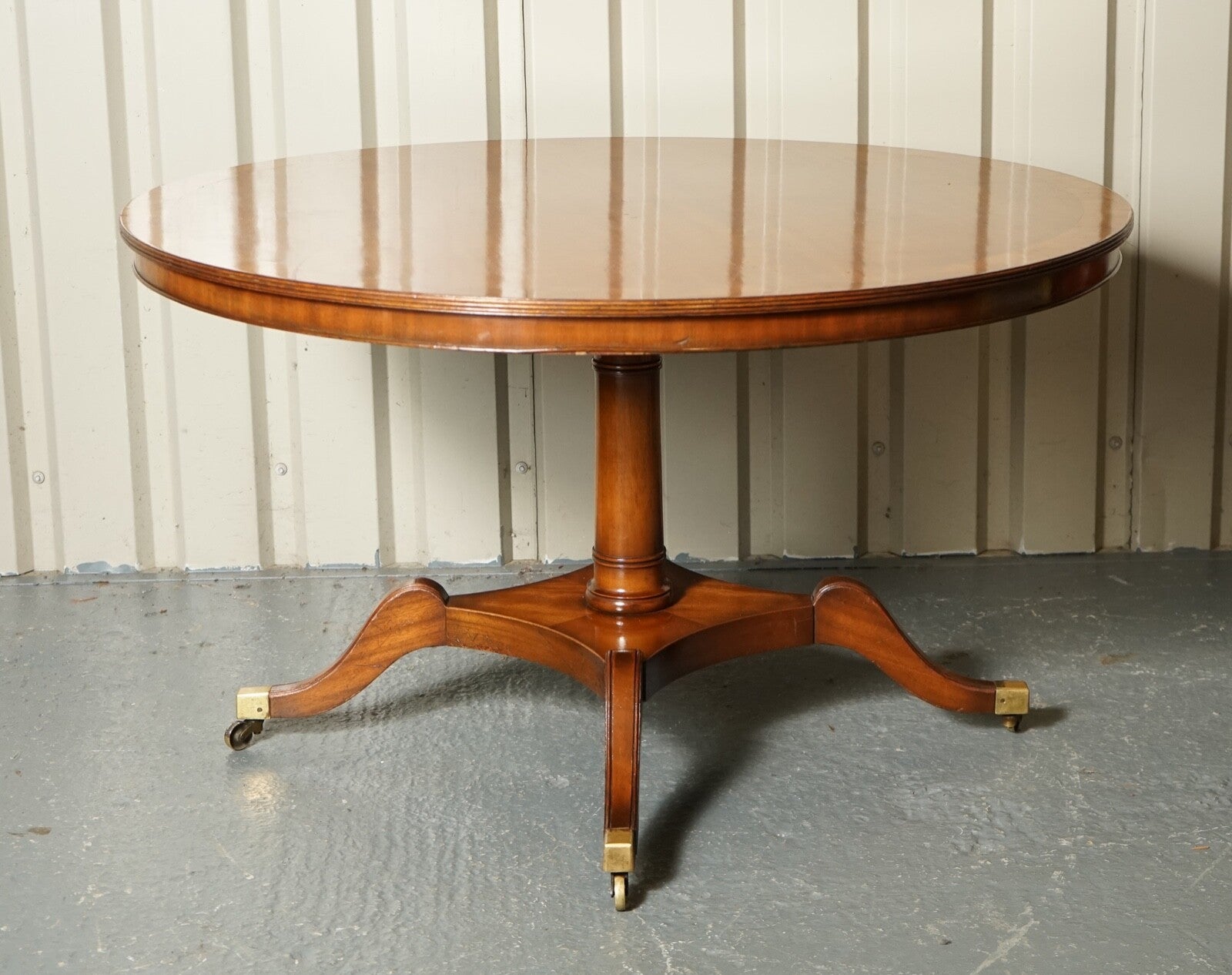 VERY STUNNING CIRCULAR BURR WALNUT DINING TABLE MADE BY BERESFORD & HICKS LONDON