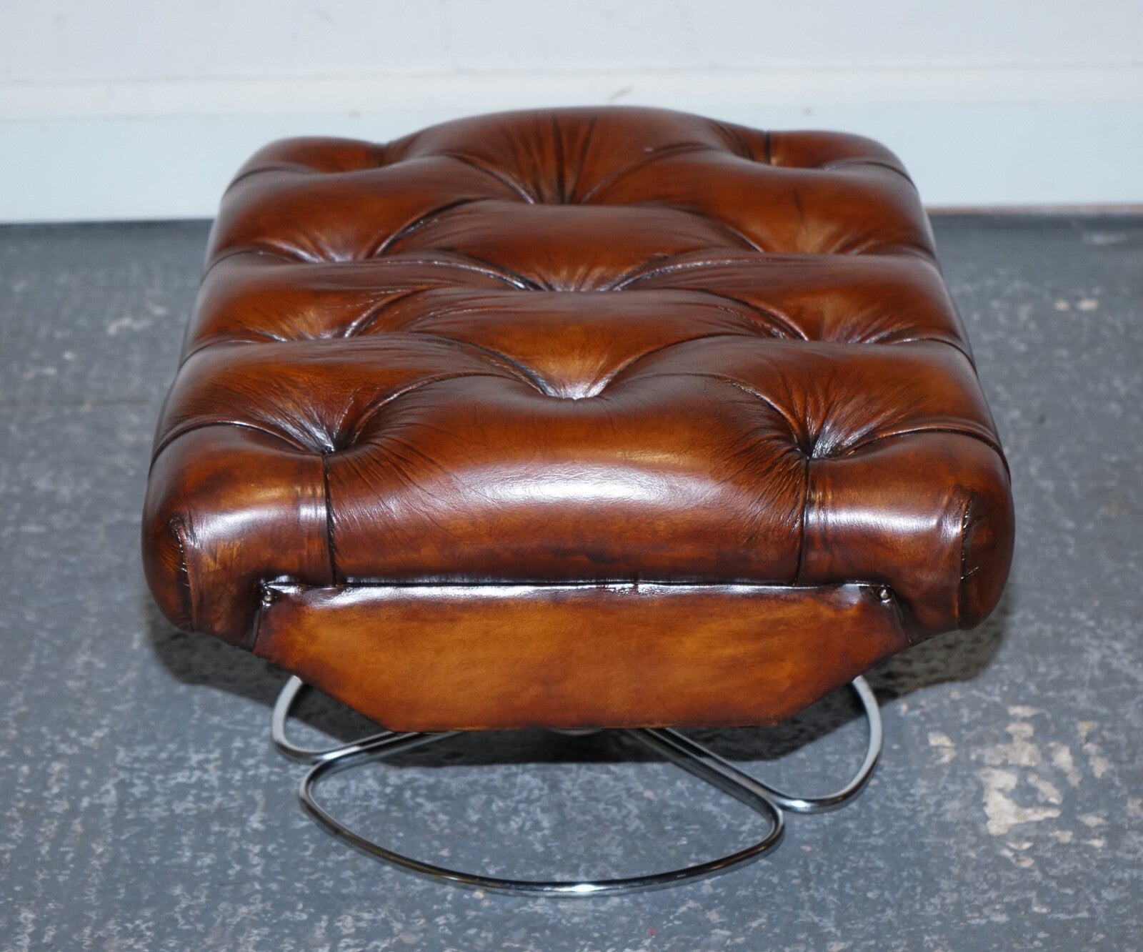 VINTAGE FULLY RESTORED HAND DYED BROWN LEATHER RETRO LOUNGE CHAIR AND FOOTSTOOL