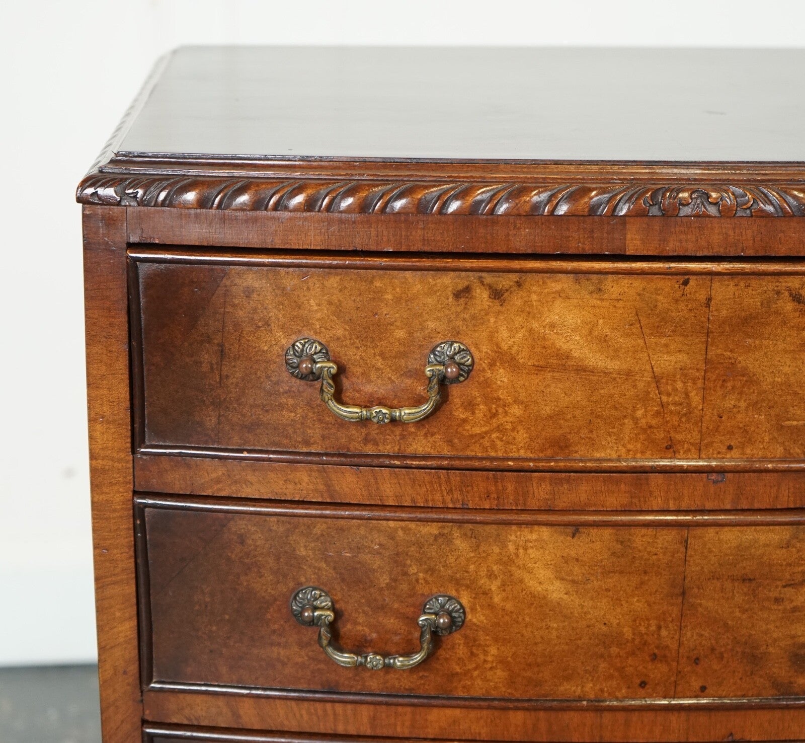 FIGURED VICTORIAN WALNUT BOW FRONTED CHEST OF DRAWERS RAISED ON QUEEN ANNE LEGS