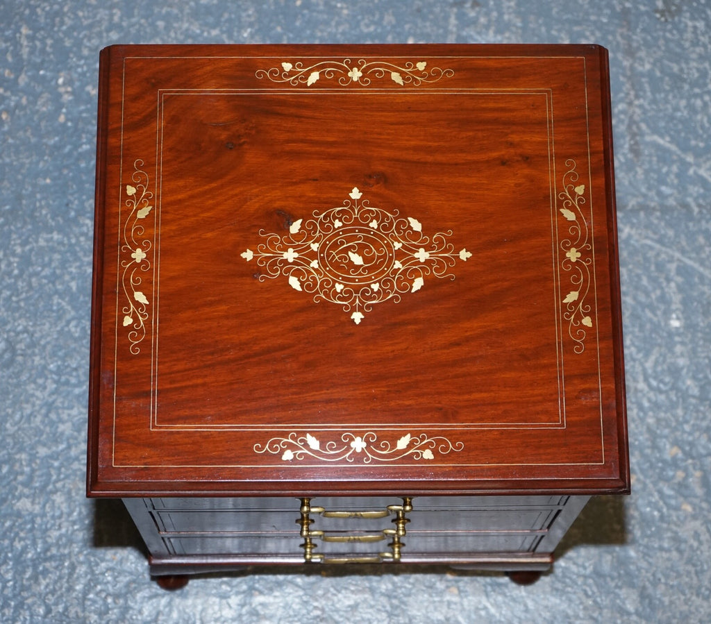 STUNNING PAIR OF BRASS INLIAD ANGLO INDIAN BEDSIDE TABLES NIGHTSTANDS