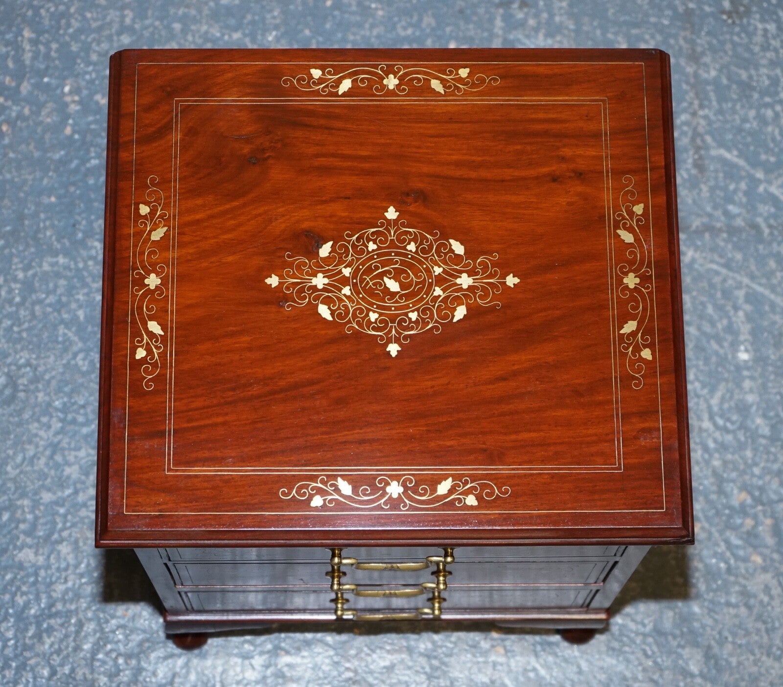 STUNNING PAIR OF BRASS INLIAD ANGLO INDIAN BEDSIDE TABLES NIGHTSTANDS