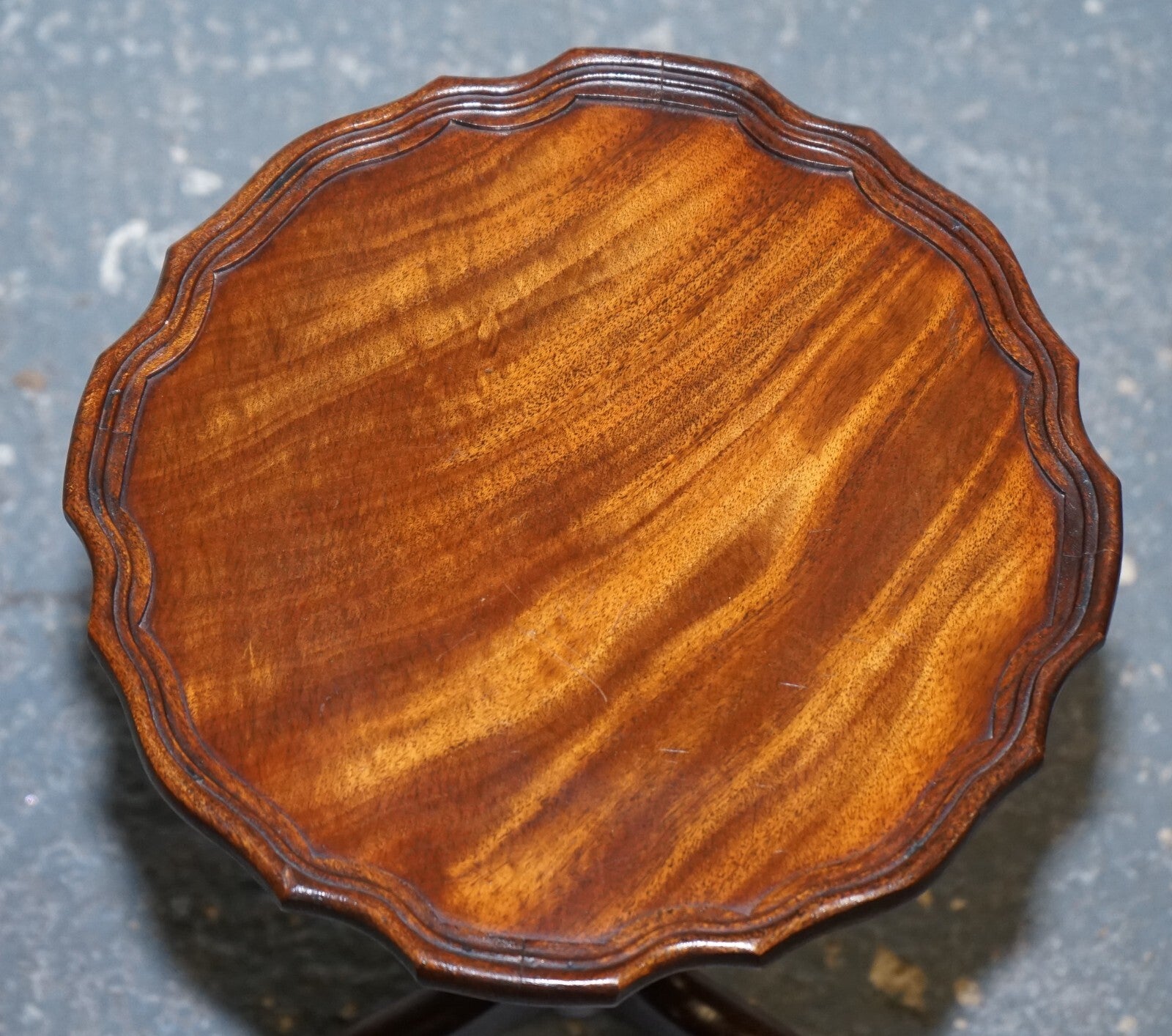 LOVELY  FLAMED MAHOGANY PIECRUST TOP SIDE END WINE TRIPOD TABLE