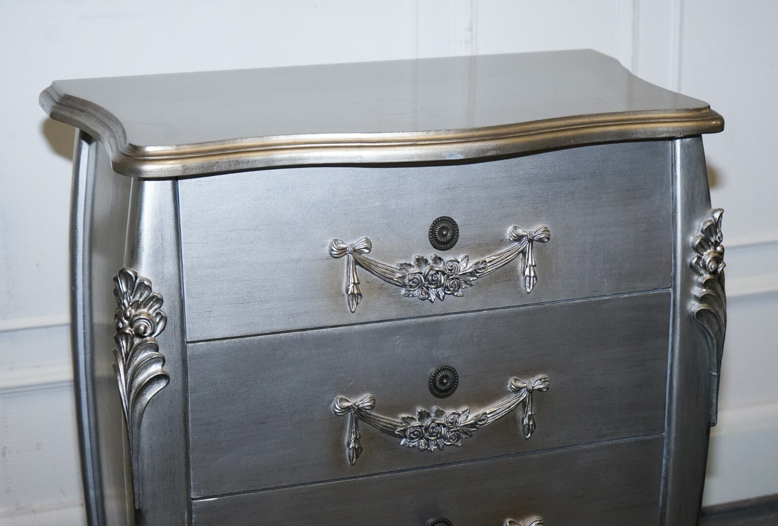LOVELY FRENCH GREY SILVER BAROQUE STYLE 3 DRAWER BEDSIDE TABLES CHEST OF DRAWERS