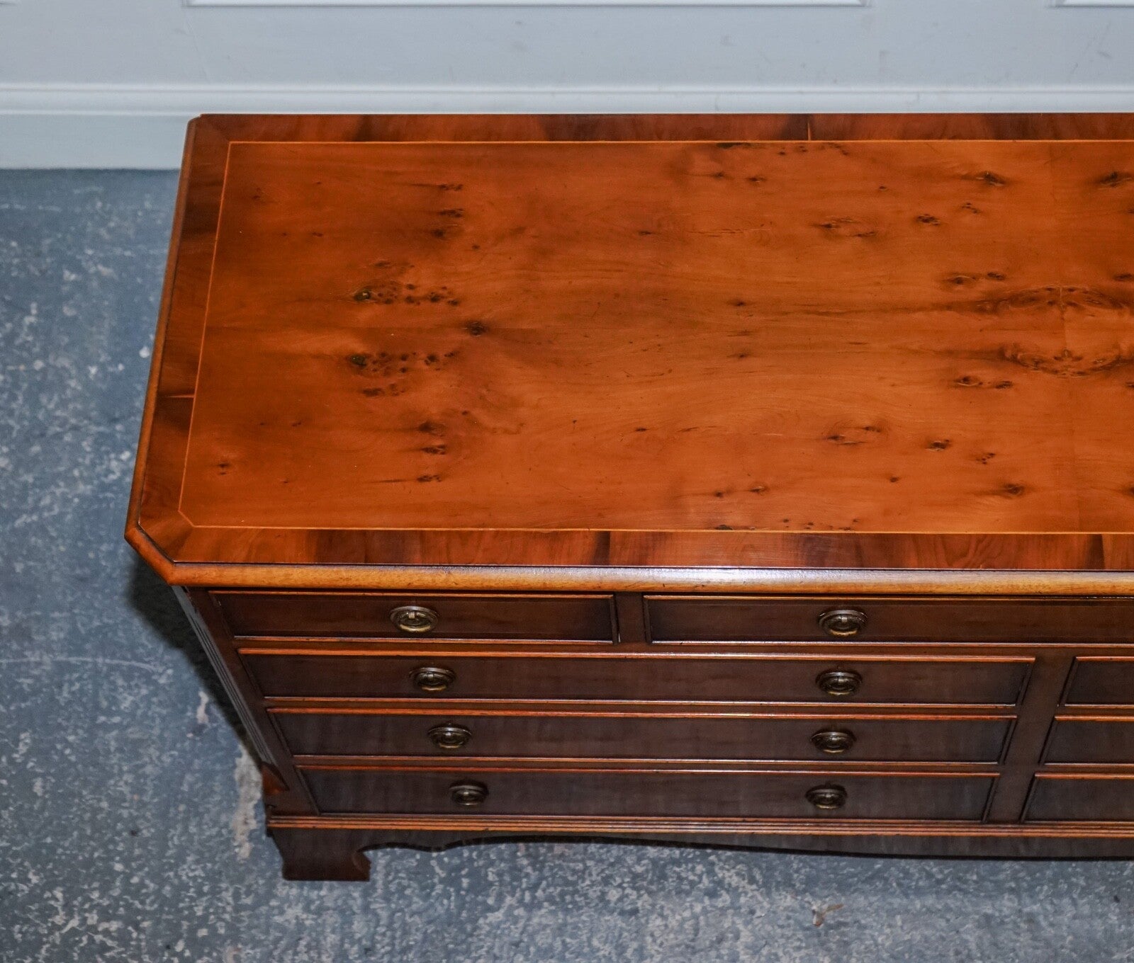 GEORGIAN STYLE H.G. HUDSON BURR WALNUT SIDEBOARD BANK OF DRAWERS QUALITY MADE