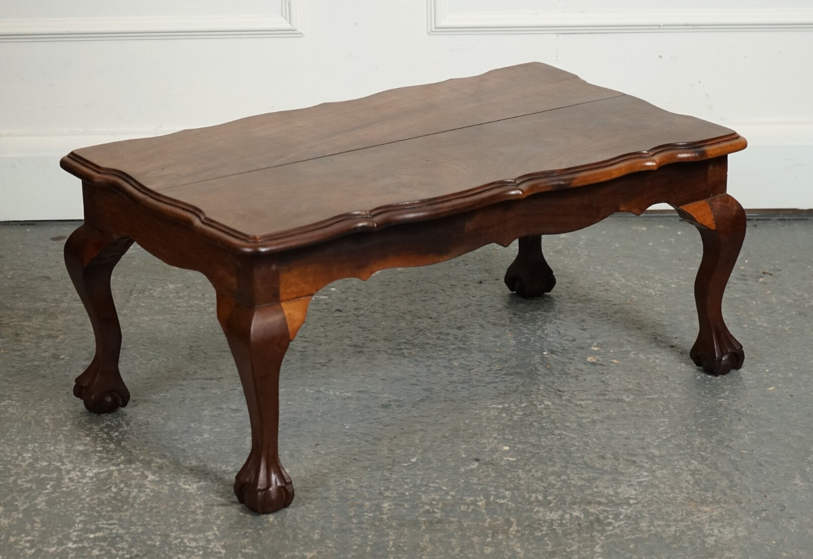 LOVELY HARDWOOD COFFEE TABLE ON CLAW & BALL FEET J1