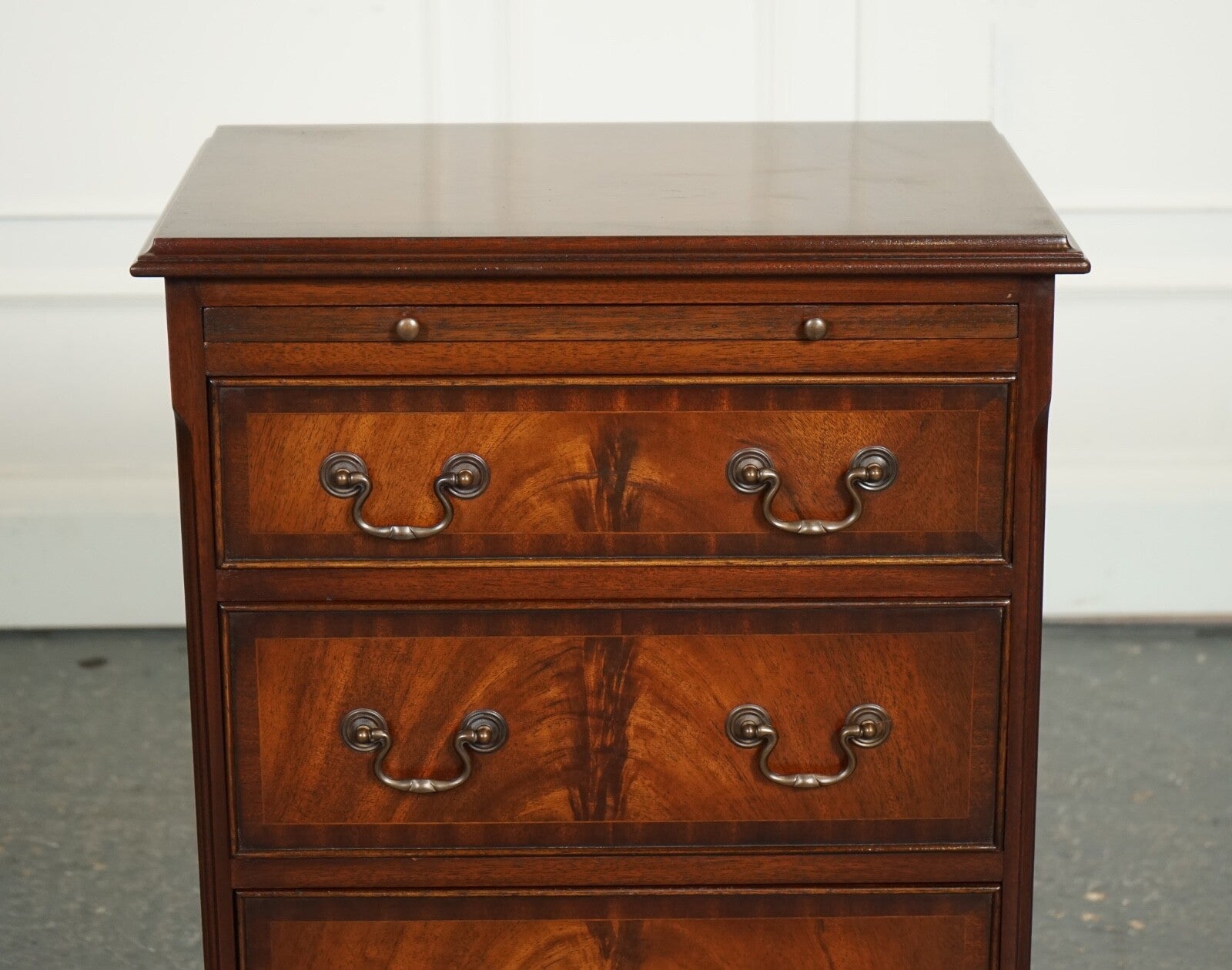 LOVELY GEORGIAN STYLE SMALL CHEST OF DRAWERS SIDE TABLE WITH BUTLER TRAY J1
