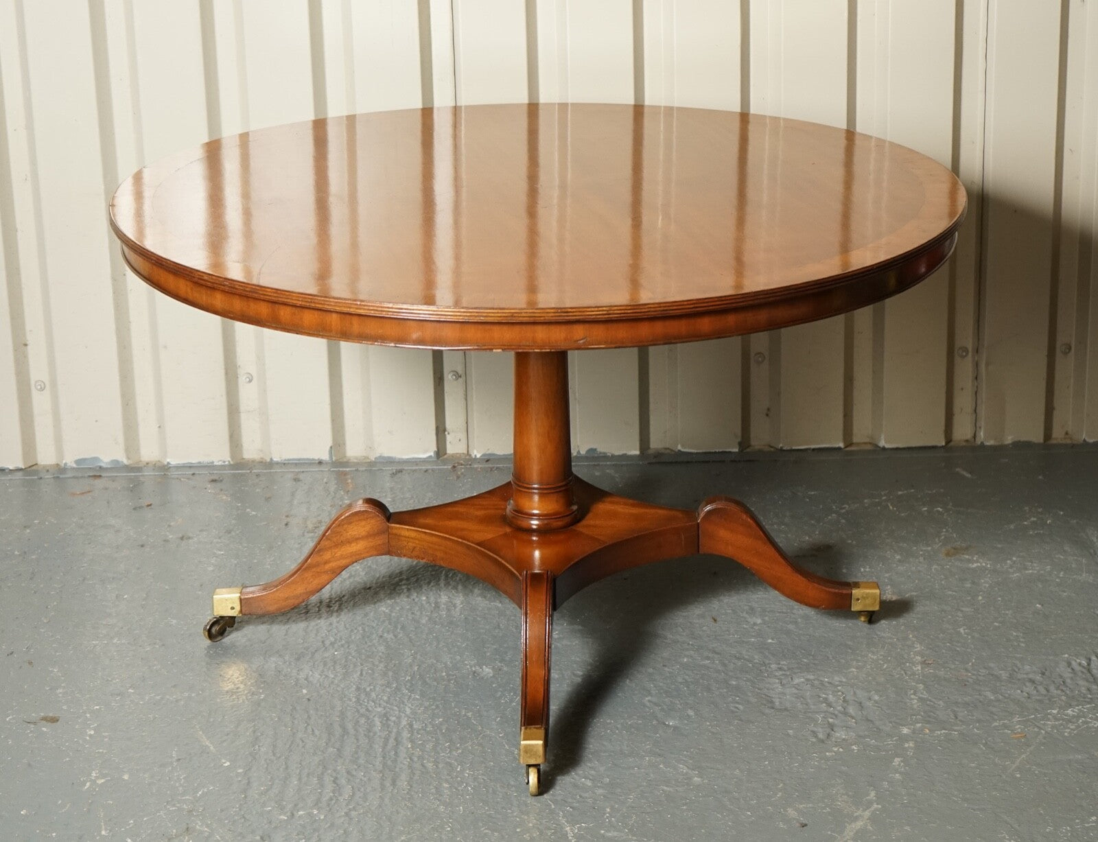VERY STUNNING CIRCULAR BURR WALNUT DINING TABLE MADE BY BERESFORD & HICKS LONDON