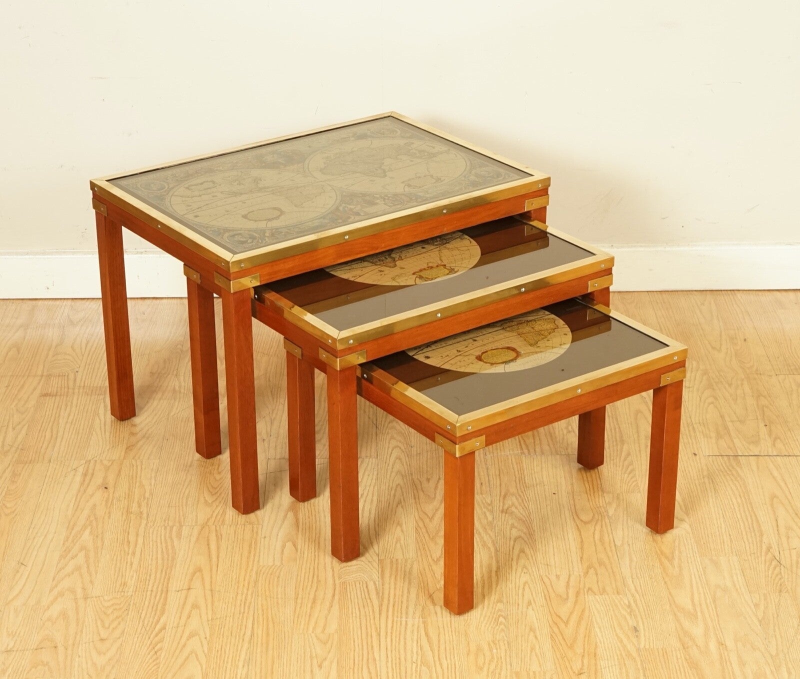 STUNNING COFFEE & SIDE TABLE NEST OF TABLES MILITARY CAMPAIGN WITH WORLD MAPS