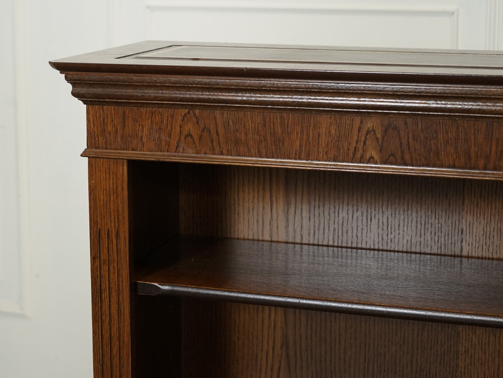VINTAGE OAK OPEN BOOKCASE ADJUSTABLE SHELVES BROWN LEATHER TOP PART OF SUITE