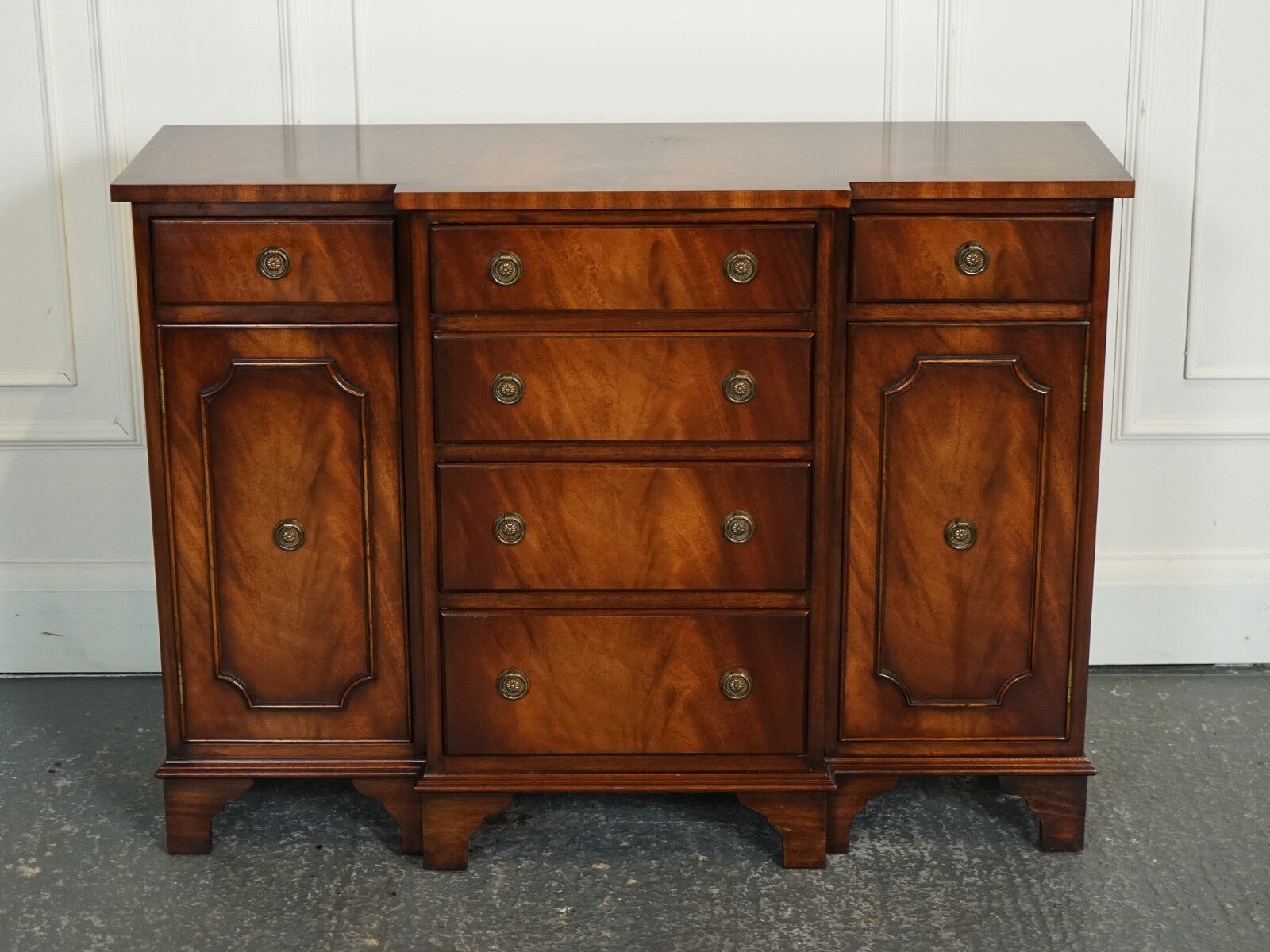 LOVELY BEVAN FUNNELL GEORGIAN STYLE FLAMED HARWOOD BUFFET SIDEBOARD J1