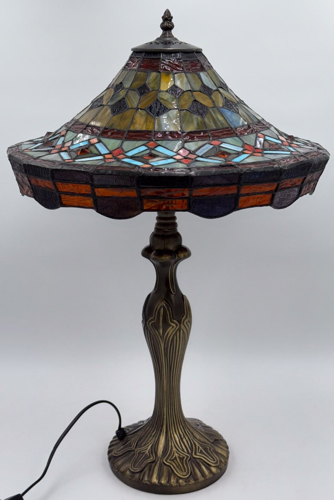 BEAUTIFUL VINTAGE TIFFANY STYLE STAINED GLASS GEOMETRY LAMP