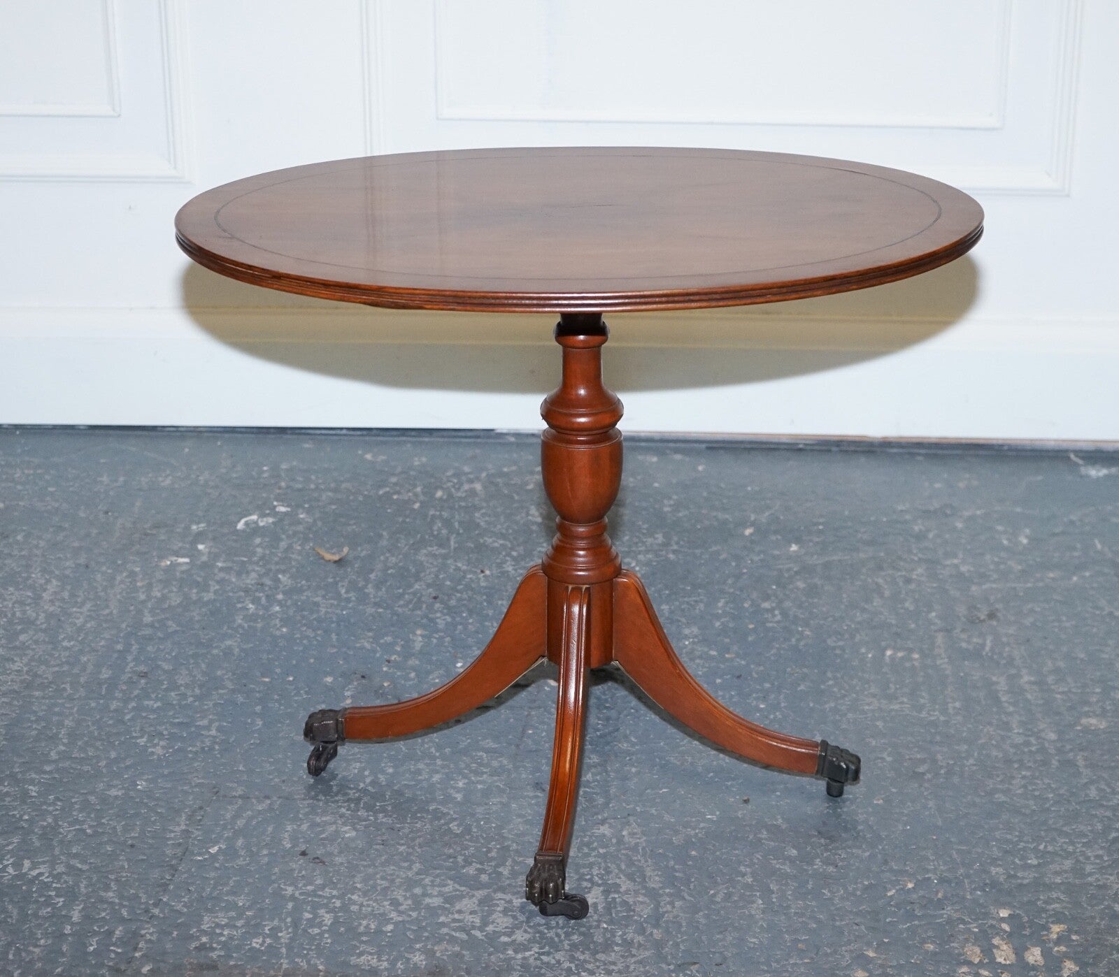 LOVELY VINTAGE OVAL BURR YEW WOOD SIDE TABLE ON TRIPOD LEGS