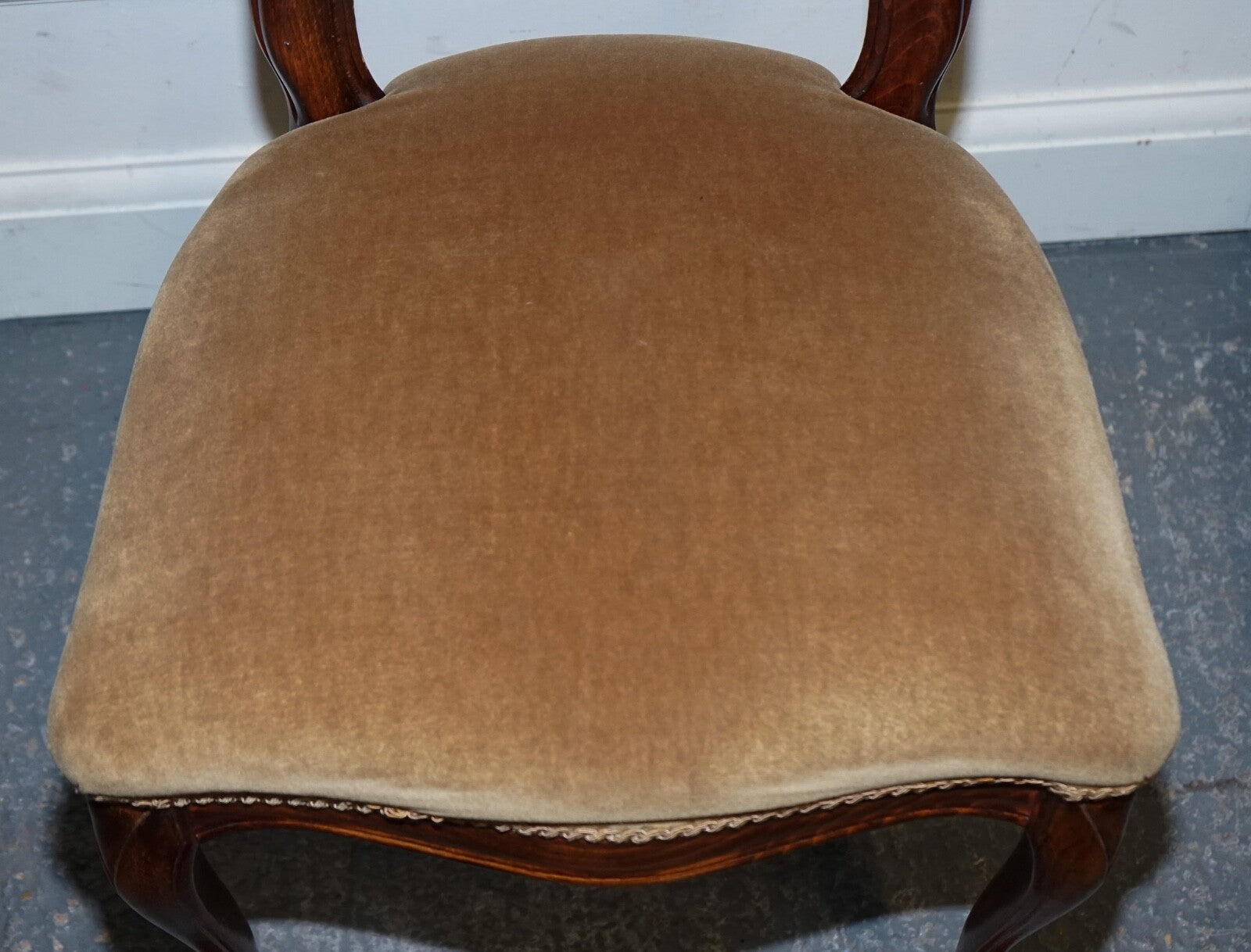 VINTAGE SET OF FOUR WOODEN BALLOON BACK DINING CHAIRS WITH VELVET SEAT