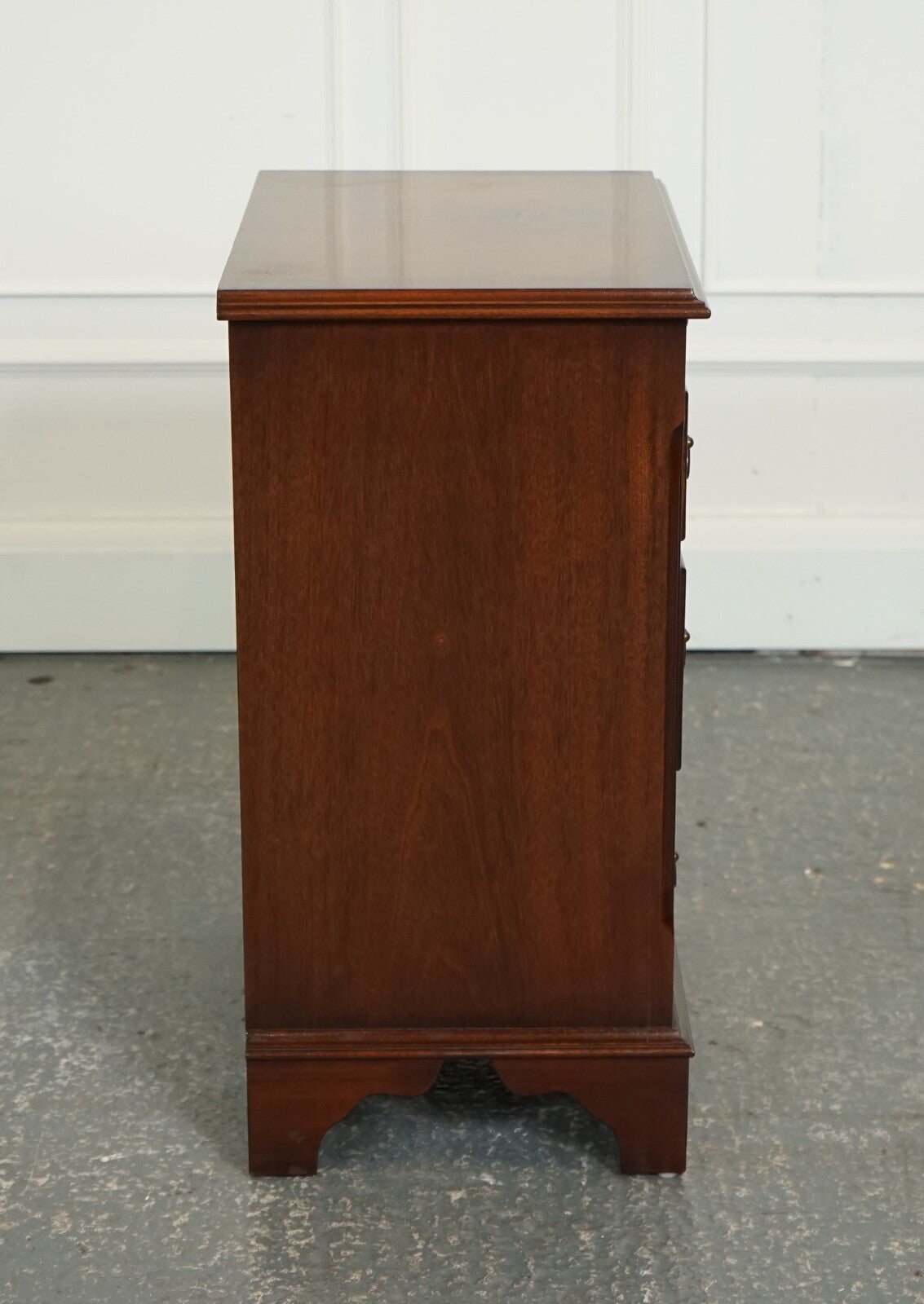LOVELY GEORGIAN STYLE SMALL CHEST OF DRAWERS SIDE TABLE WITH BUTLER TRAY J1