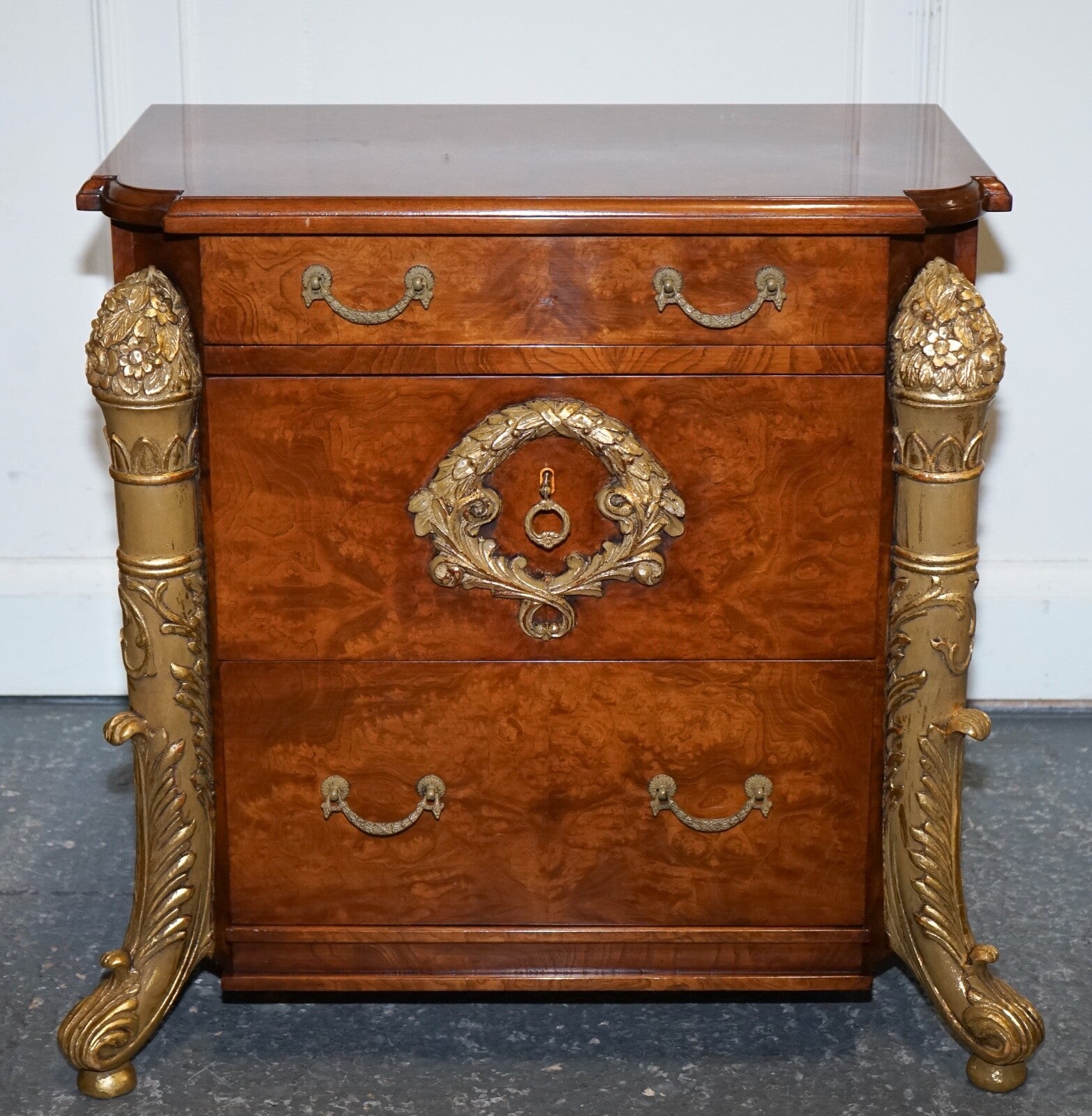 STUNNING PAIR FRENCH EMPIRE STYLE GOLD DETAILED BURR WALNUT BEDSIDES NIGHTSTANDS
