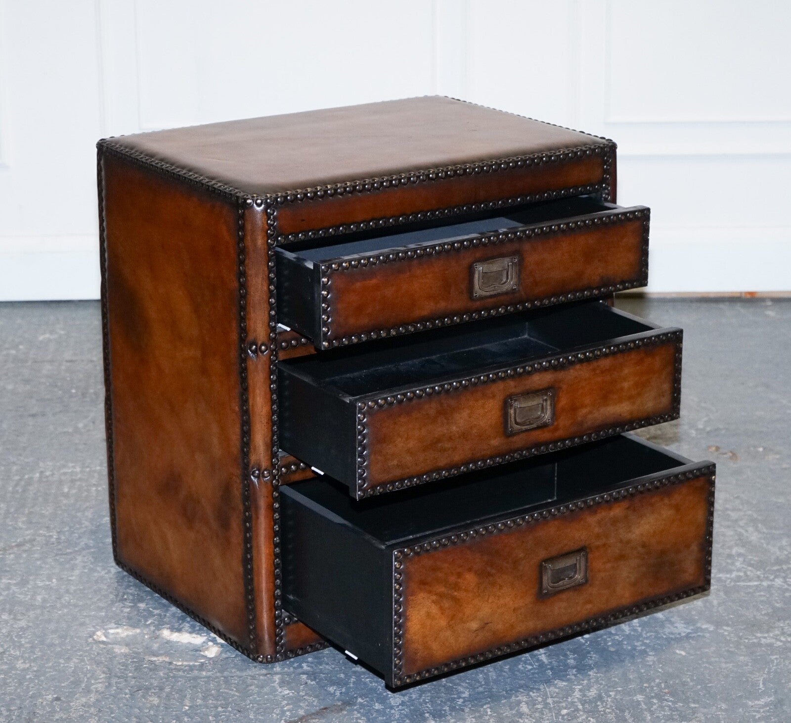 LUXURY PAIR OF RESTORED HAND DYED LEATHER MILITARY CAMPAIGN BEDSIDE NIGHTSTANDS