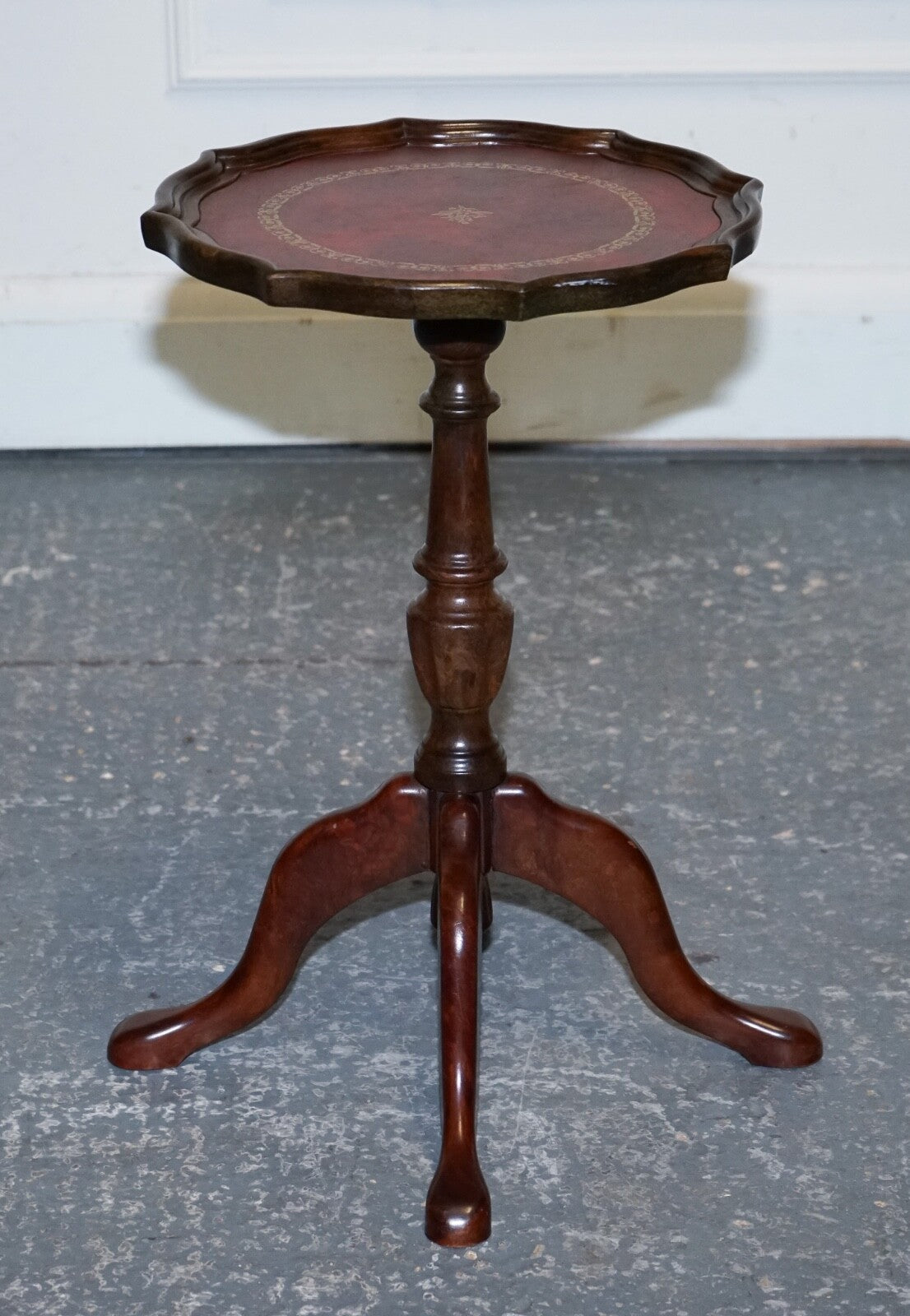 VINTAGE BURGUNDY LEATHER GOLD EMBOSSED SIDE END WINE LAMP OCCASIONAL TABLE