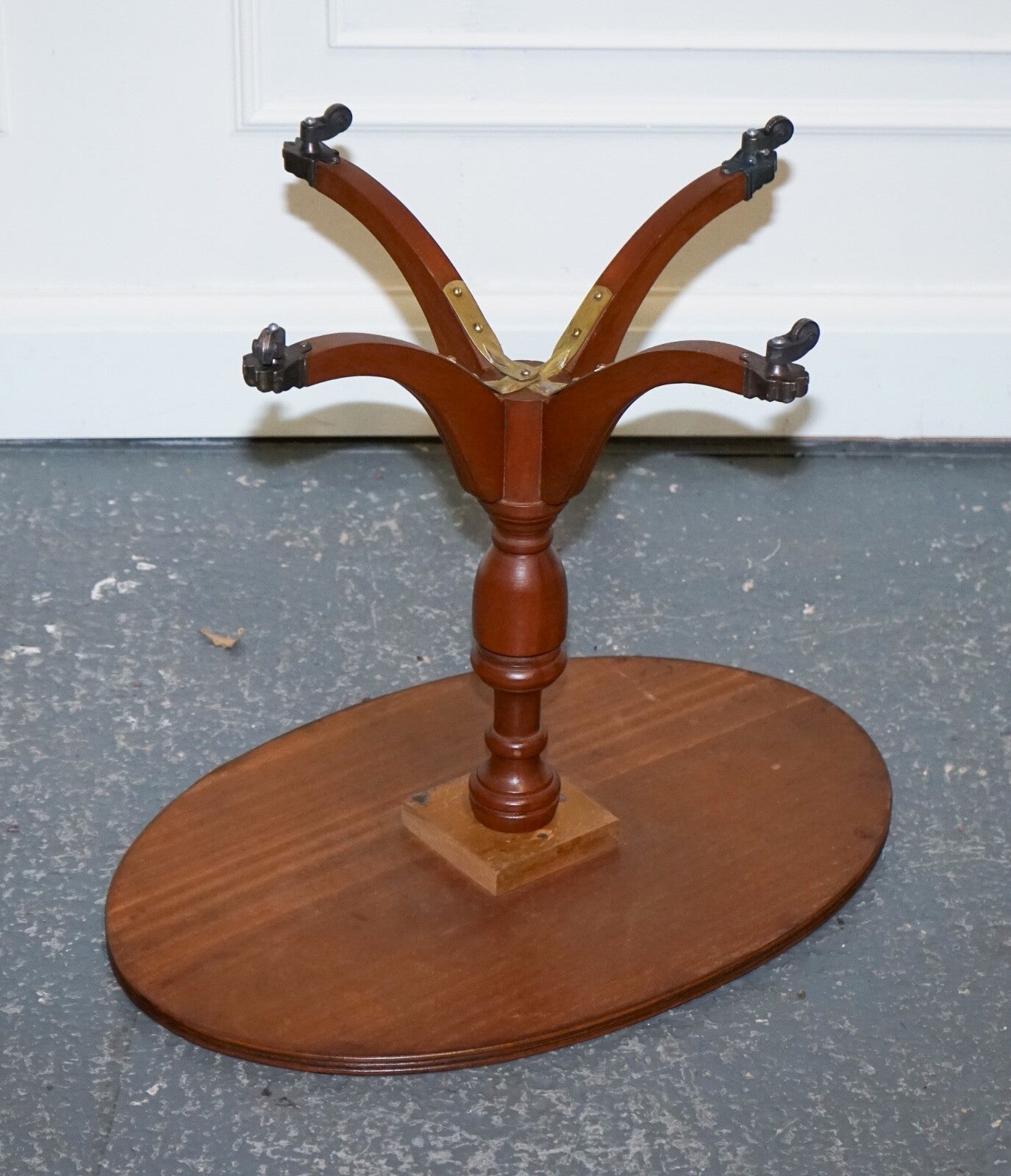 LOVELY VINTAGE OVAL BURR YEW WOOD SIDE TABLE ON TRIPOD LEGS