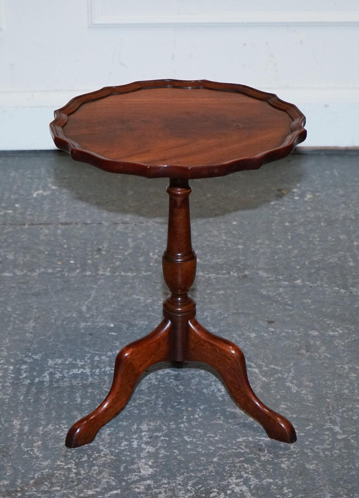 LOVELY VINTAGE WALNUT PIE CRUST LAMP WINE OCCASIONAL TABLE BY CHARLES BARR