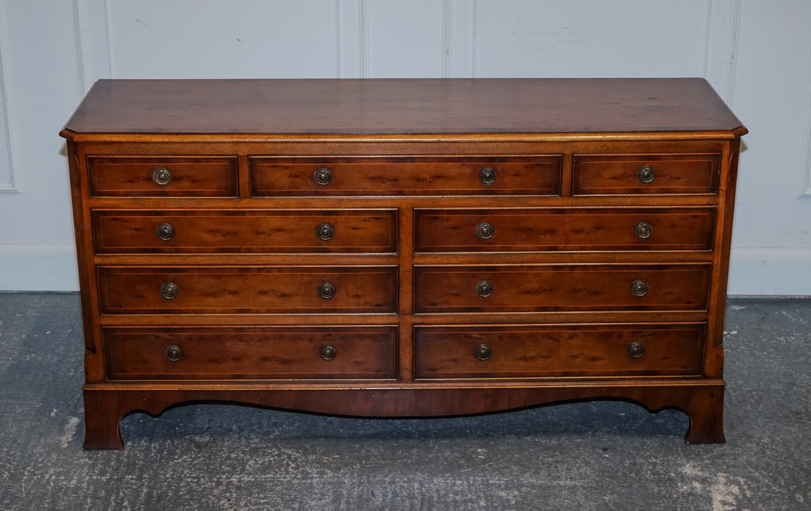 GEORGIAN STYLE H.G. HUDSON BURR WALNUT SIDEBOARD BANK OF DRAWERS QUALITY MADE