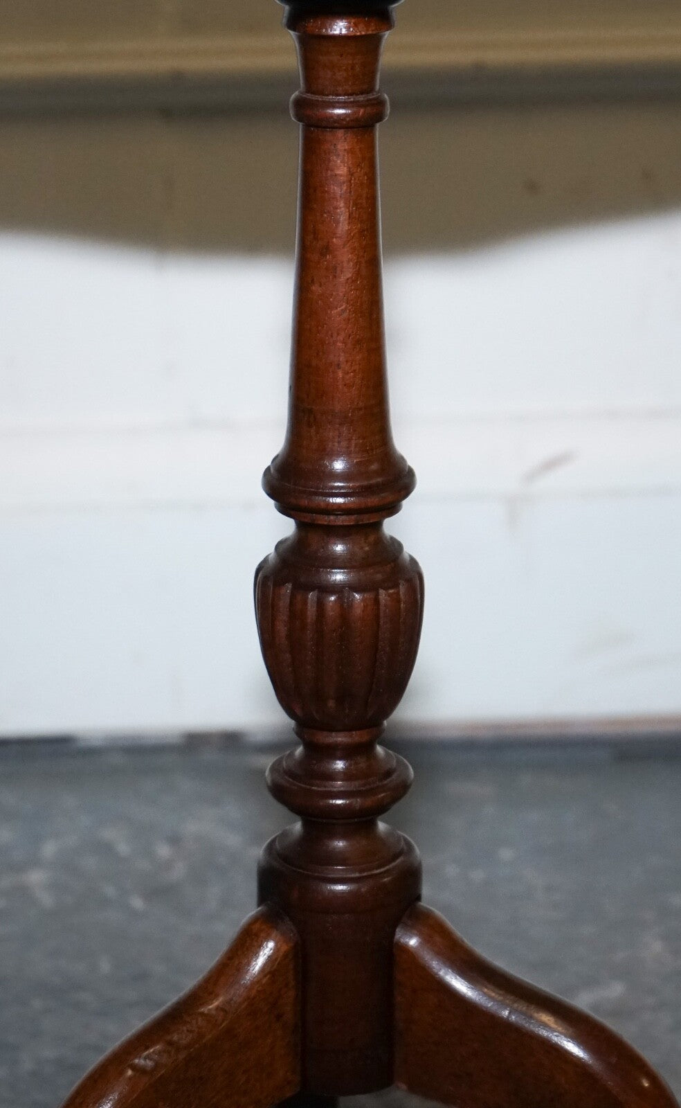 LOVELY VINTAGE GREEN LEATHER TOP PLANT WINE SIDE STAND ON TRIPOD FEET