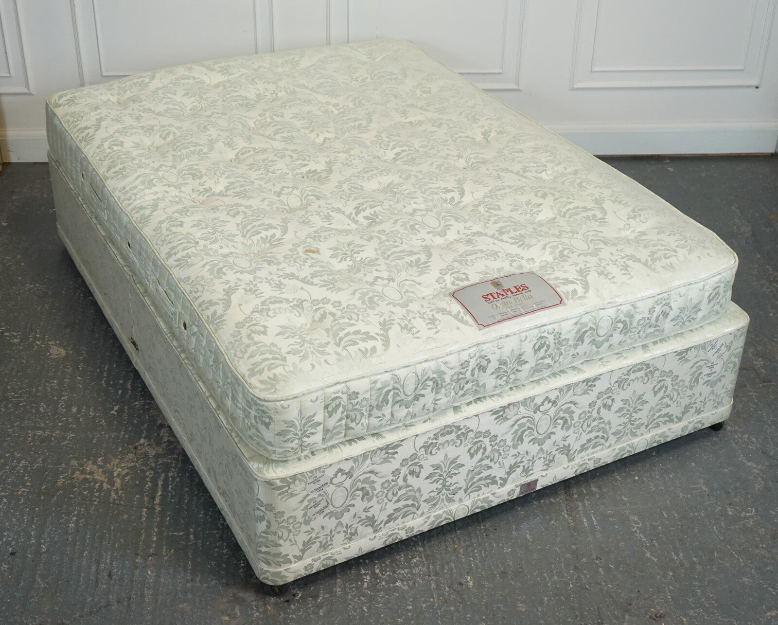 STAPLES & CO DOUBLE DIVAN & MATTRESS BED