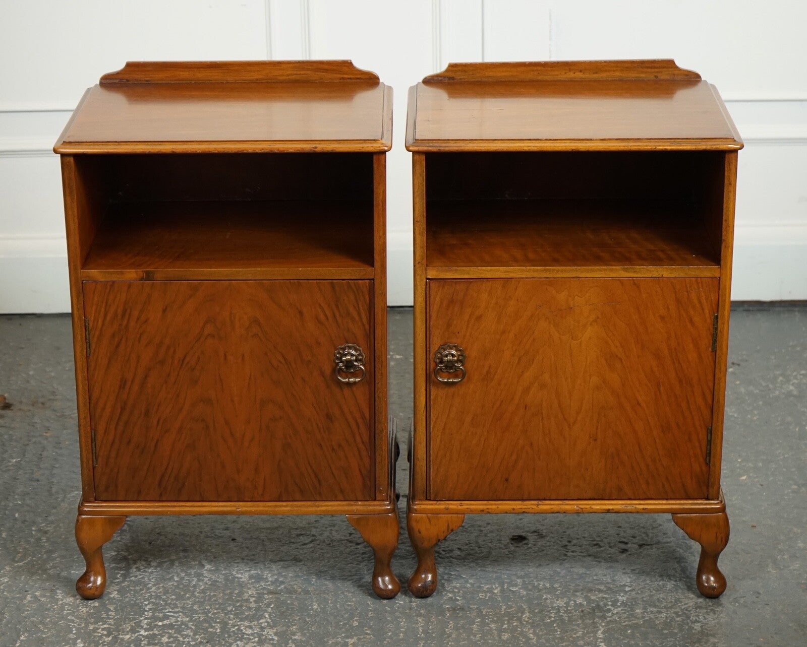 PAIR ART WALNUT DECO BEDSIDE NIGHTSTANDS WITH CUPBOARD QUEEN ANNE LEGS J1