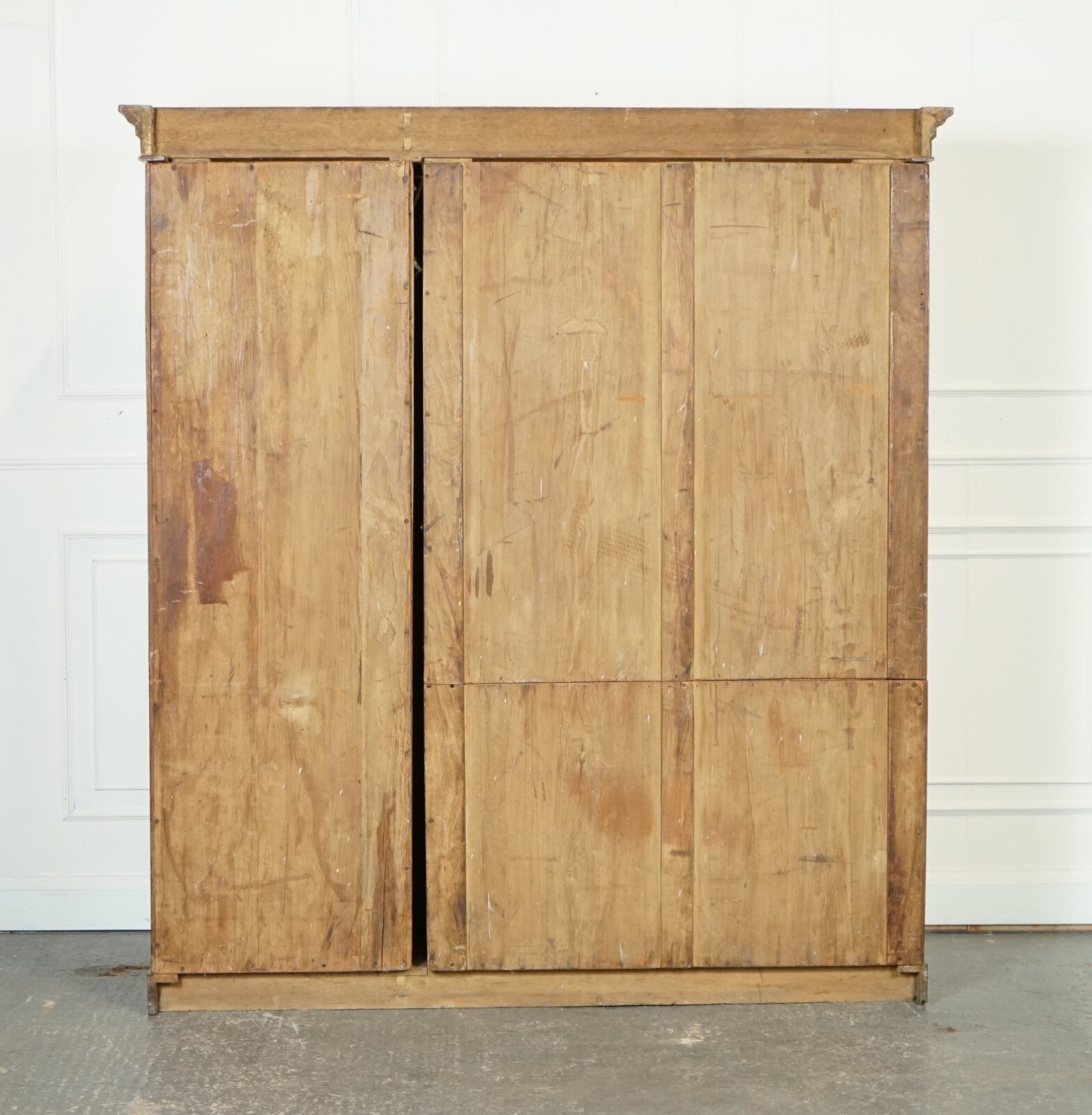 LATE ANTIQUE VICTORIAN OAK TRIPLE WARDROBE MADE BY MARSH JONES & CRIBB CIRCA1890