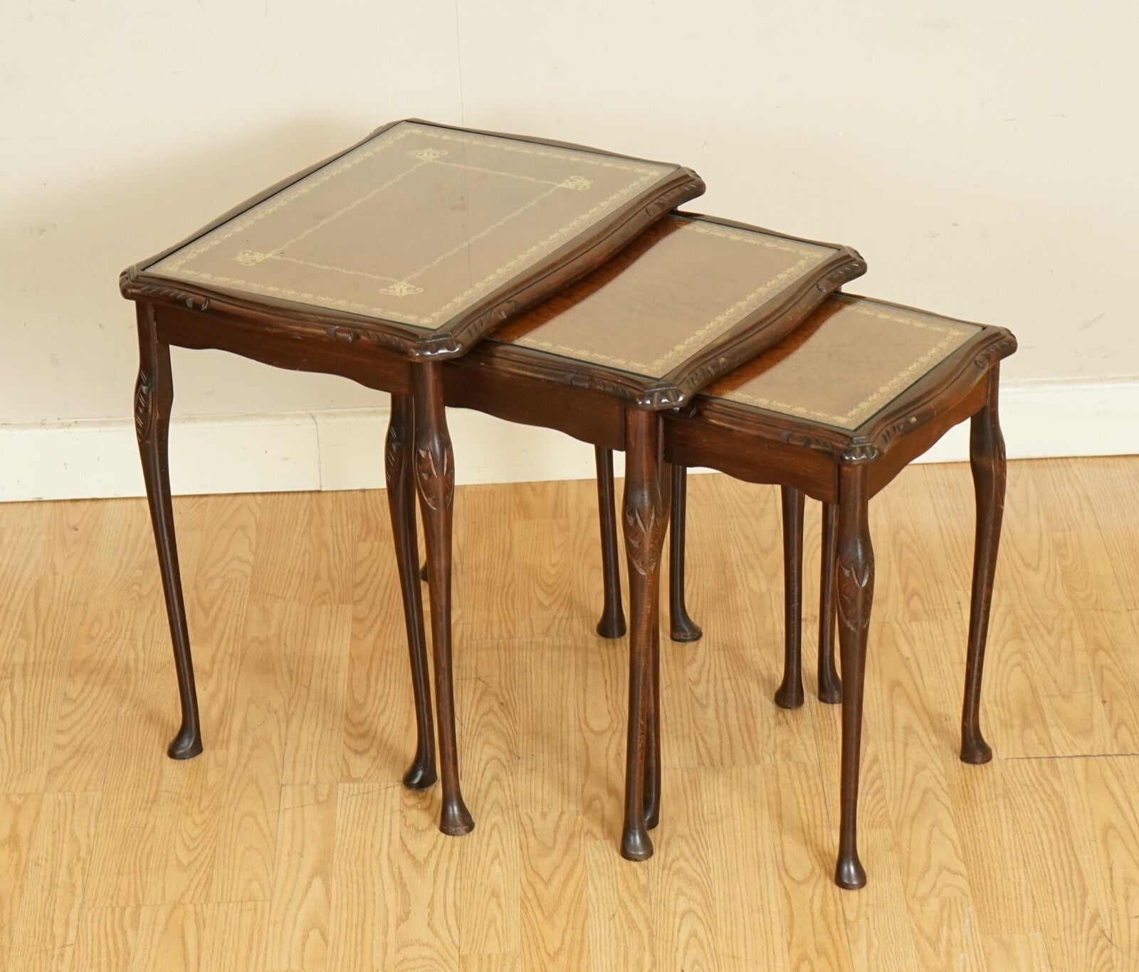 MAHOGANY NEST OF TABLES QUEEN ANNE STYLE LEGS WITH BROWN EMBOSSED LEATHER TOP