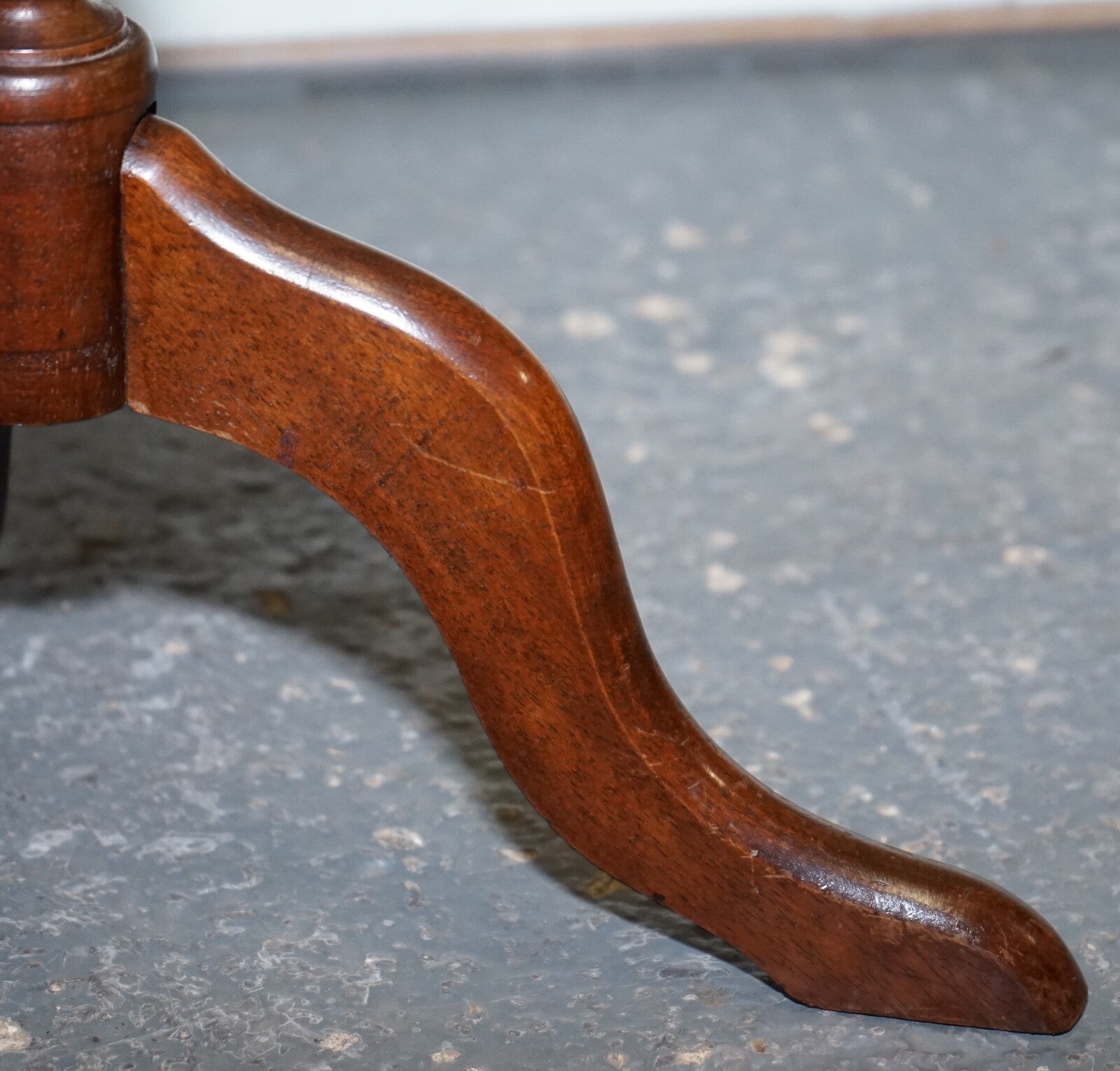 LOVELY VINTAGE GREEN LEATHER TOP PLANT WINE SIDE STAND ON TRIPOD FEET