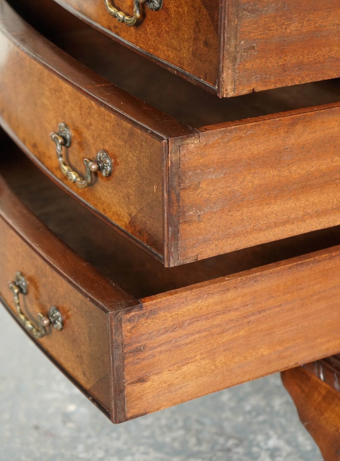 FIGURED VICTORIAN WALNUT BOW FRONTED CHEST OF DRAWERS RAISED ON QUEEN ANNE LEGS