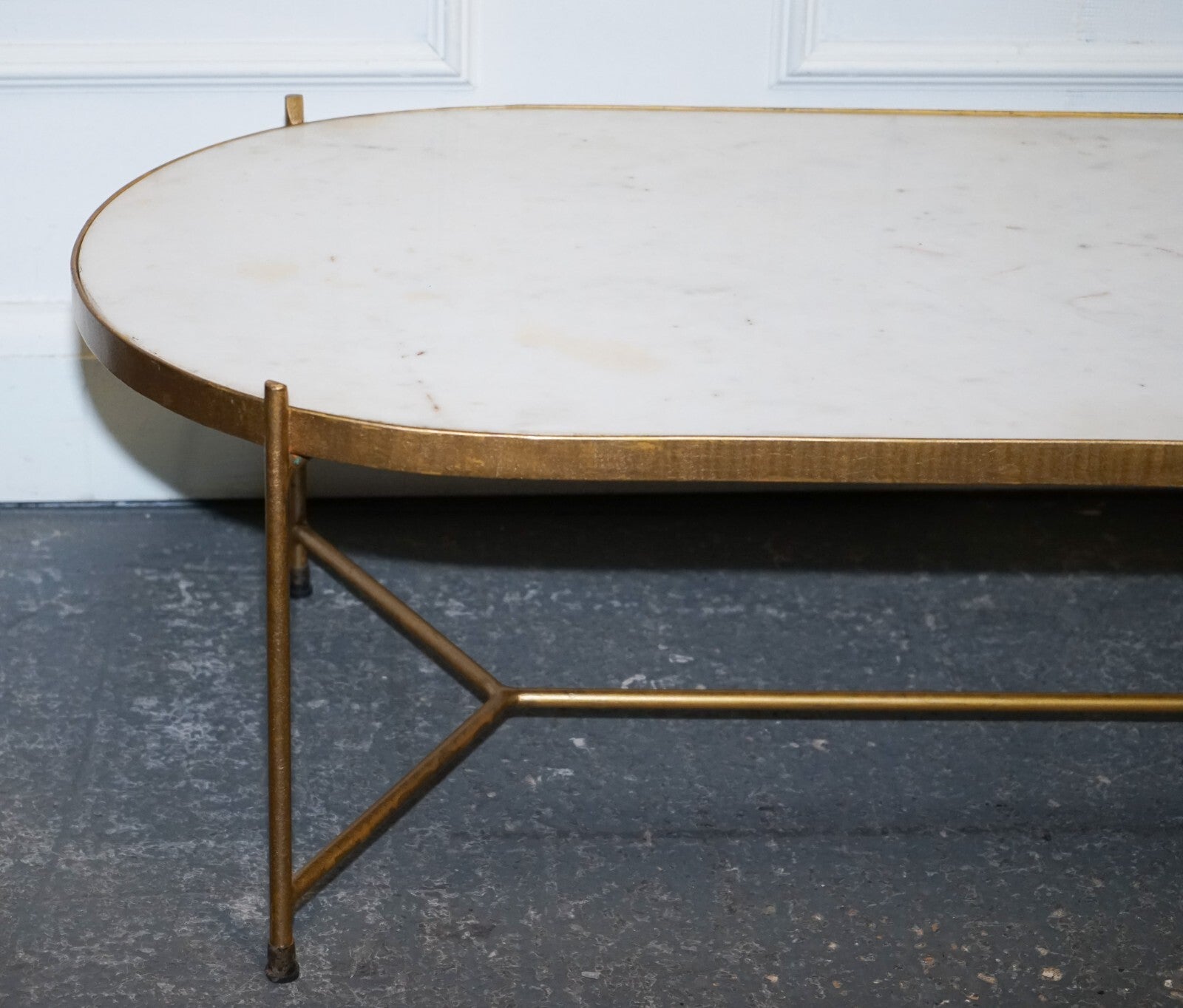CONTEMPORARY ITALIAN TWO TONE MARBLE & LIMESTONE COFFEE TABLE ON METAL GOLD LEGS