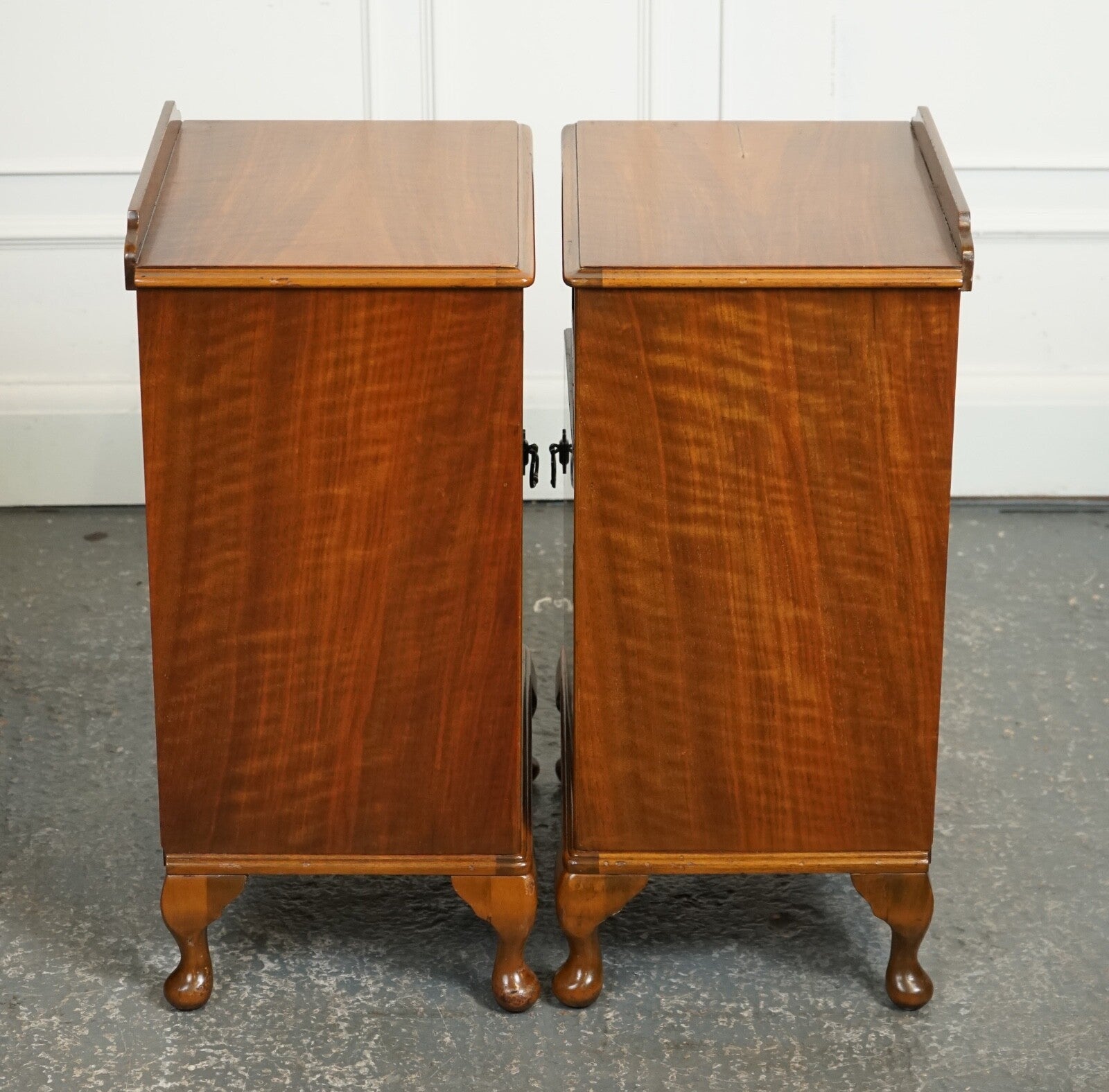 PAIR ART WALNUT DECO BEDSIDE NIGHTSTANDS WITH CUPBOARD QUEEN ANNE LEGS J1