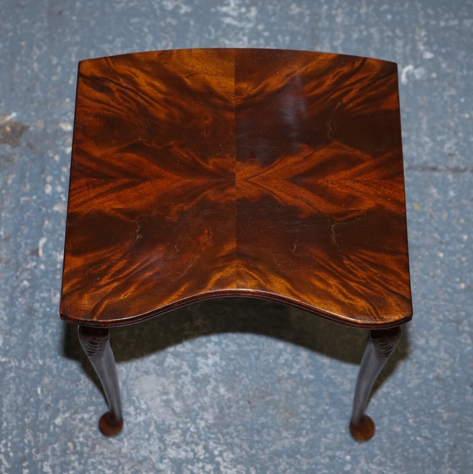 VINTAGE KIDNEY SHAPE FLAMED MAHOGANY NEST OF THREE TABLES QUEEN ANNE LEGS