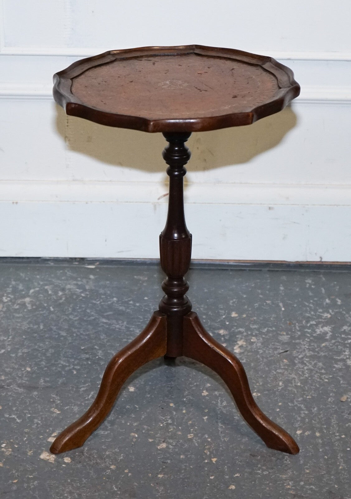 LOVELY VINTAGE BROWN GOLD LEATHER TOP PLANT WINE SIDE STAND ON TRIPOD FEET