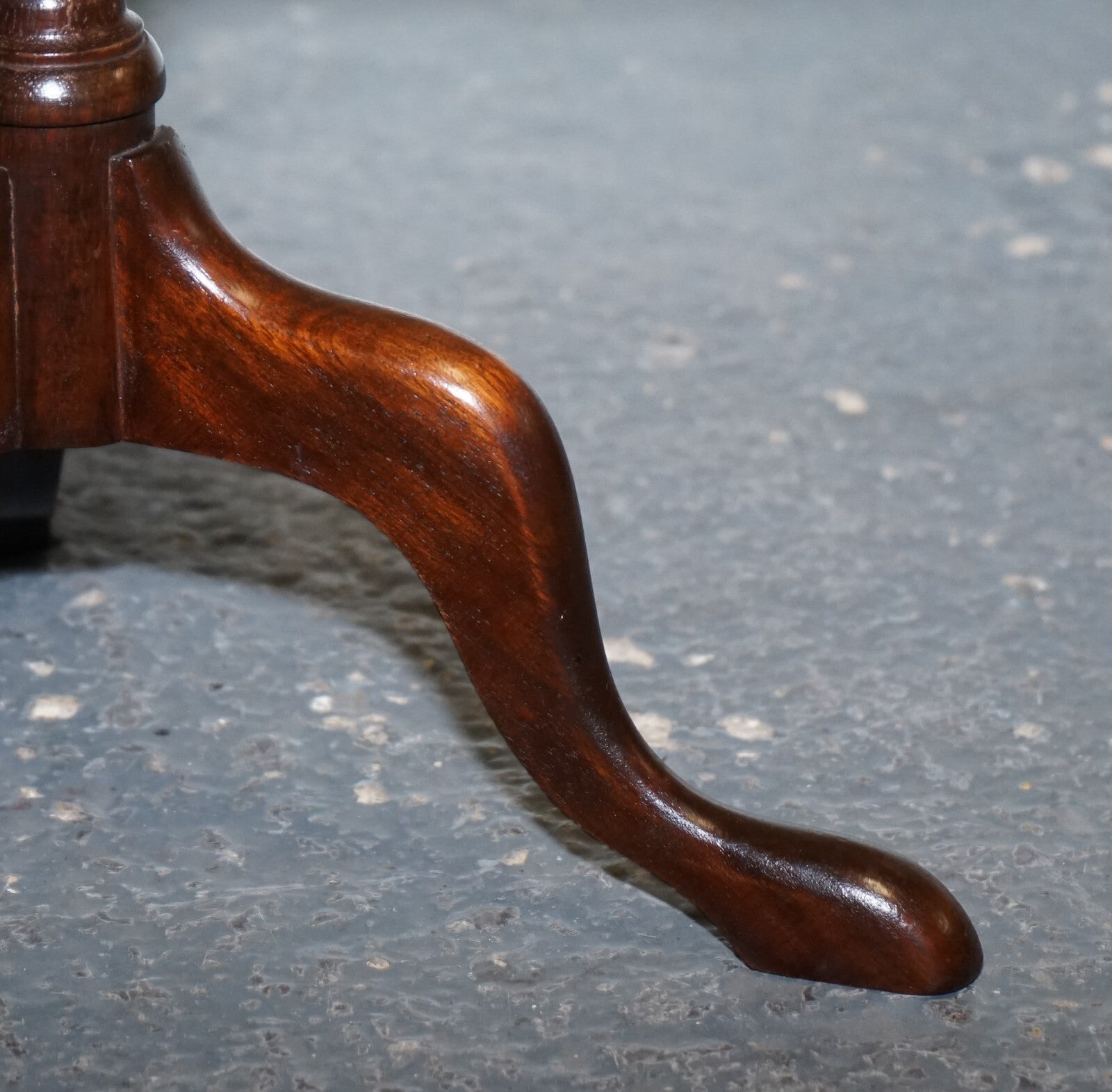 LOVELY  FLAMED MAHOGANY PIECRUST TOP SIDE END WINE TRIPOD TABLE