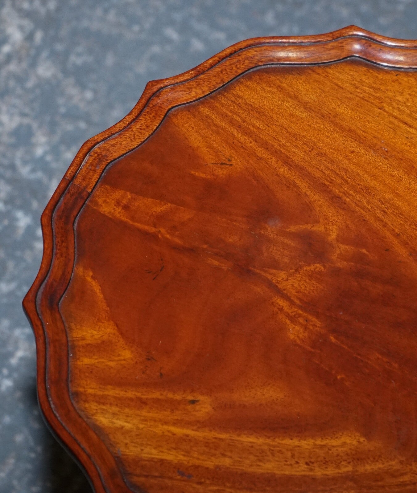 LOVELY VINTAGE WALNUT PIE CRUST LAMP WINE OCCASIONAL TABLE BY CHARLES BARR
