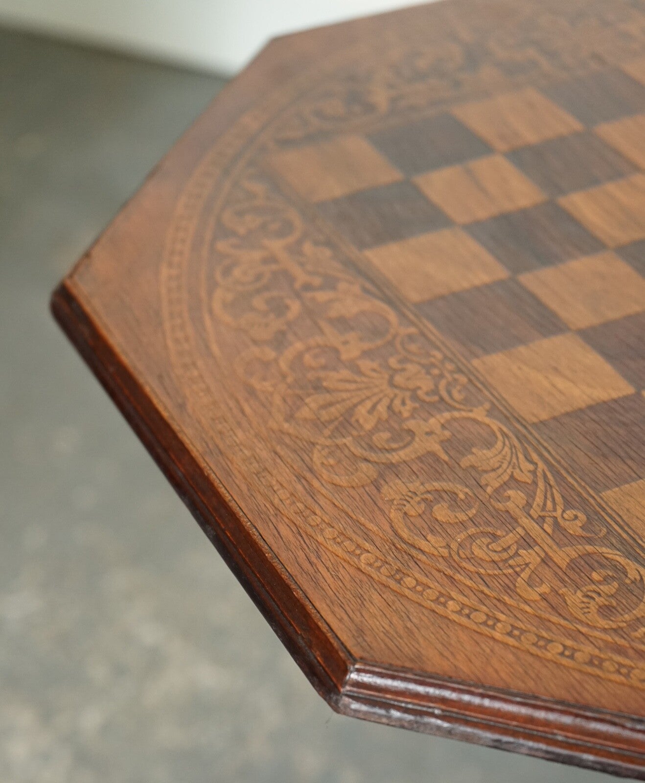 STUNNING ANTIQUE ITALIAN CHESS SIDE END LAMP TABLE WITH CARVED LEGS
