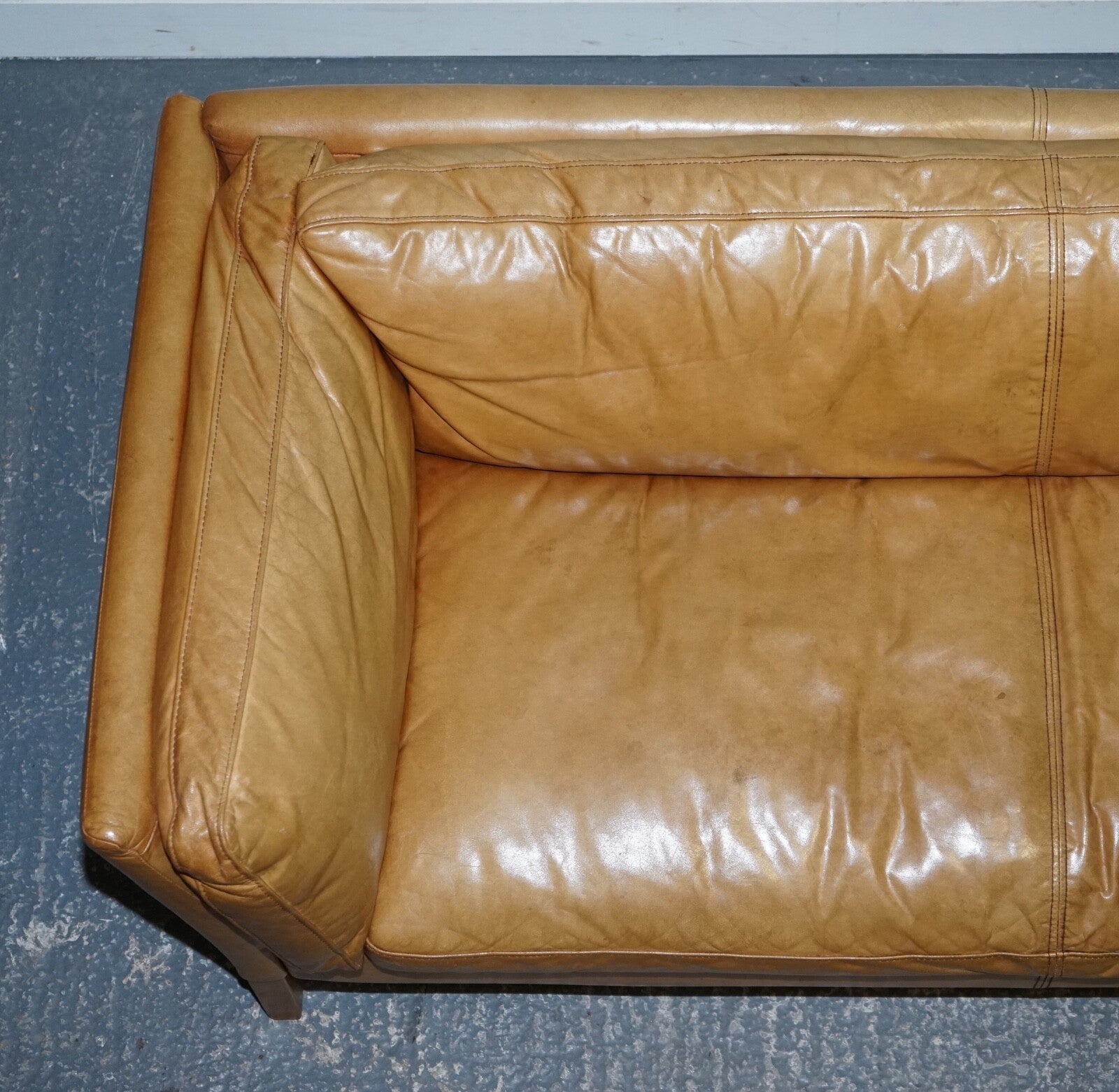 VERY COMFORTABLE CONTEMPORARY HALO GROUCHO BROWN TAN LEATHER TWO TO THREE SOFA