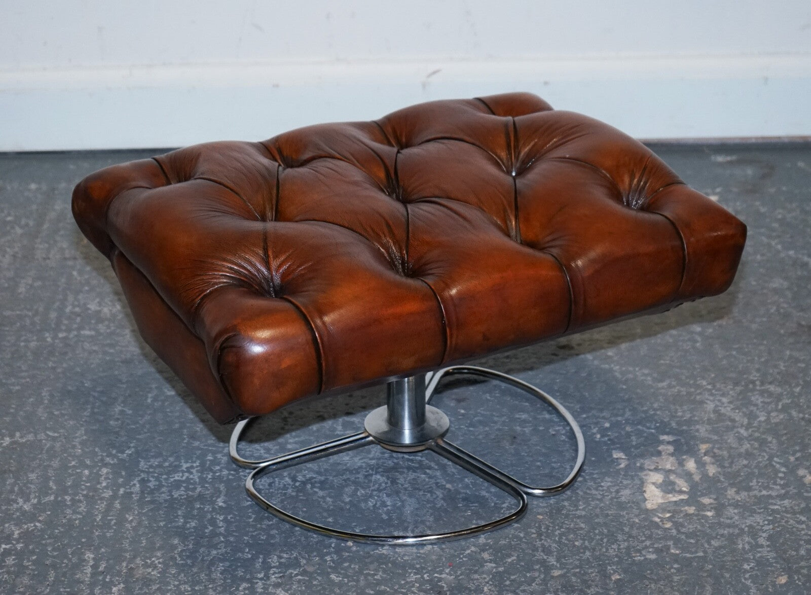 VINTAGE FULLY RESTORED HAND DYED BROWN LEATHER RETRO LOUNGE CHAIR AND FOOTSTOOL