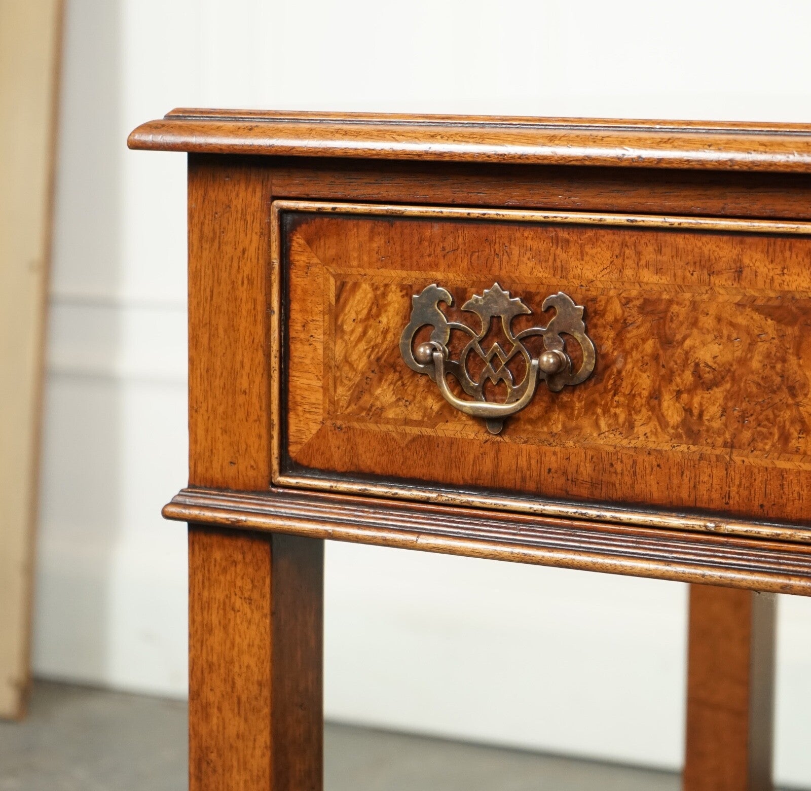 PAIR BURR WALNUT BEDSIDE NIGHTSTANDS END SIDE LAMP TABLES BRIGHTS OF NETTLEBED