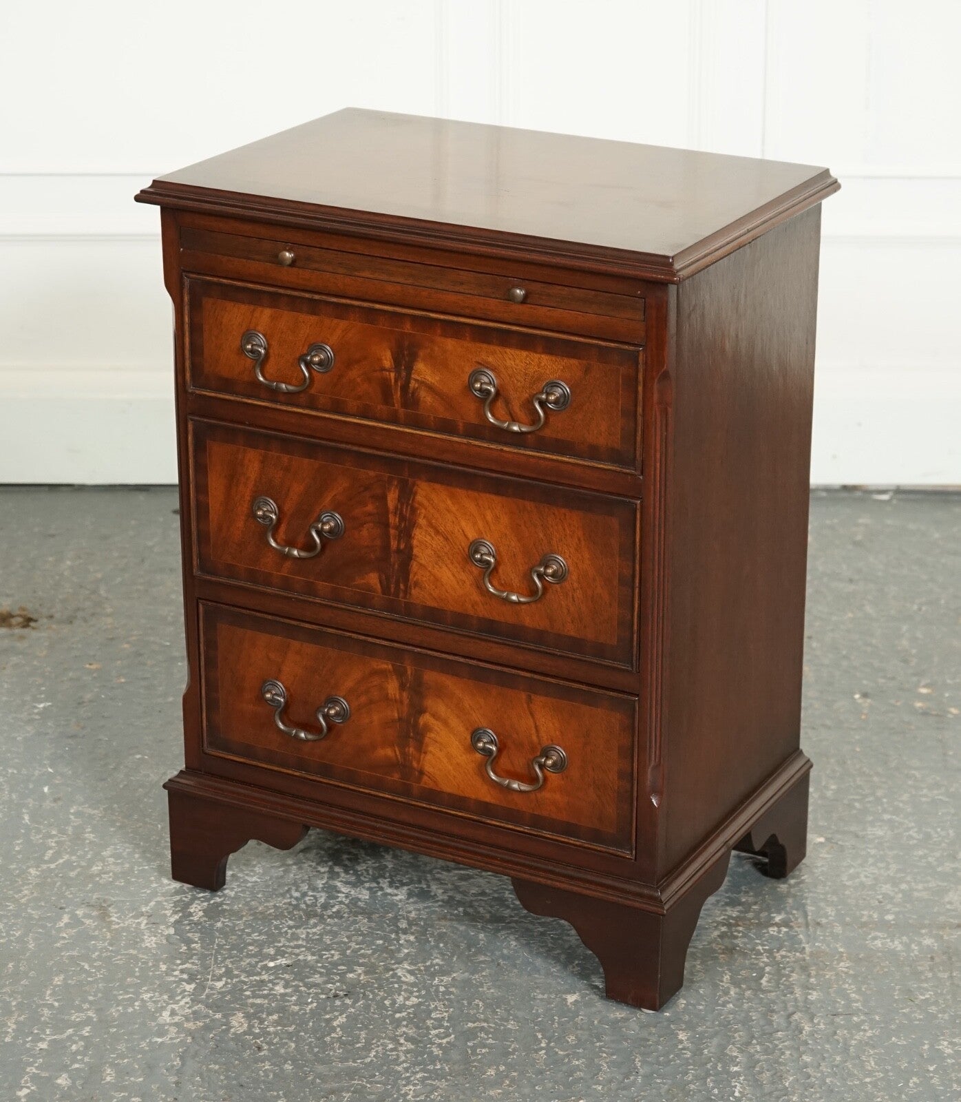 LOVELY GEORGIAN STYLE SMALL CHEST OF DRAWERS SIDE TABLE WITH BUTLER TRAY J1