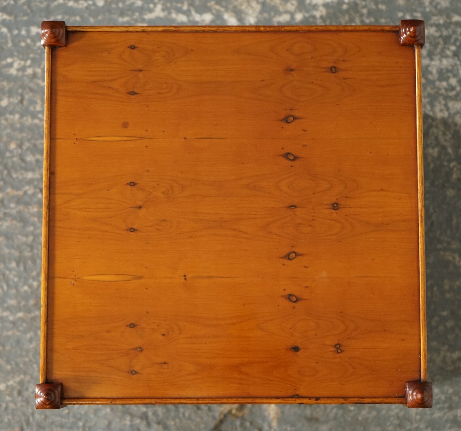 PAIR OF YEW WOOD TWO TIER GEORGIAN STYLE BEDSIDE SIDE END WINE LAMP TABLES