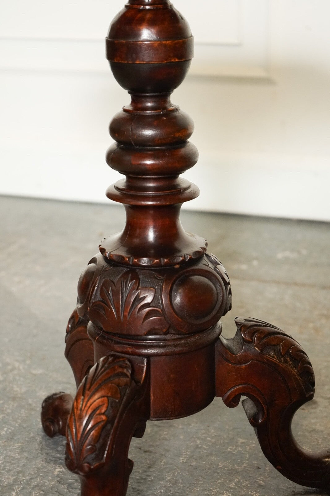 STUNNING ANTIQUE ITALIAN CHESS SIDE END LAMP TABLE WITH CARVED LEGS
