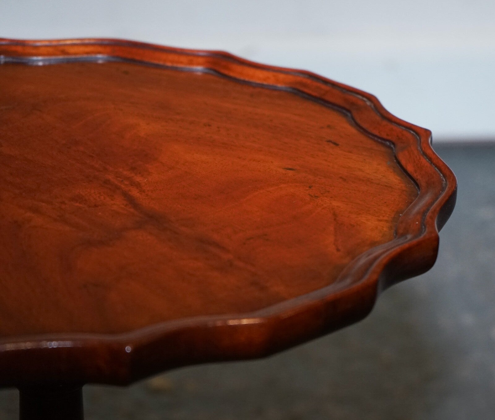 LOVELY VINTAGE WALNUT PIE CRUST LAMP WINE OCCASIONAL TABLE BY CHARLES BARR