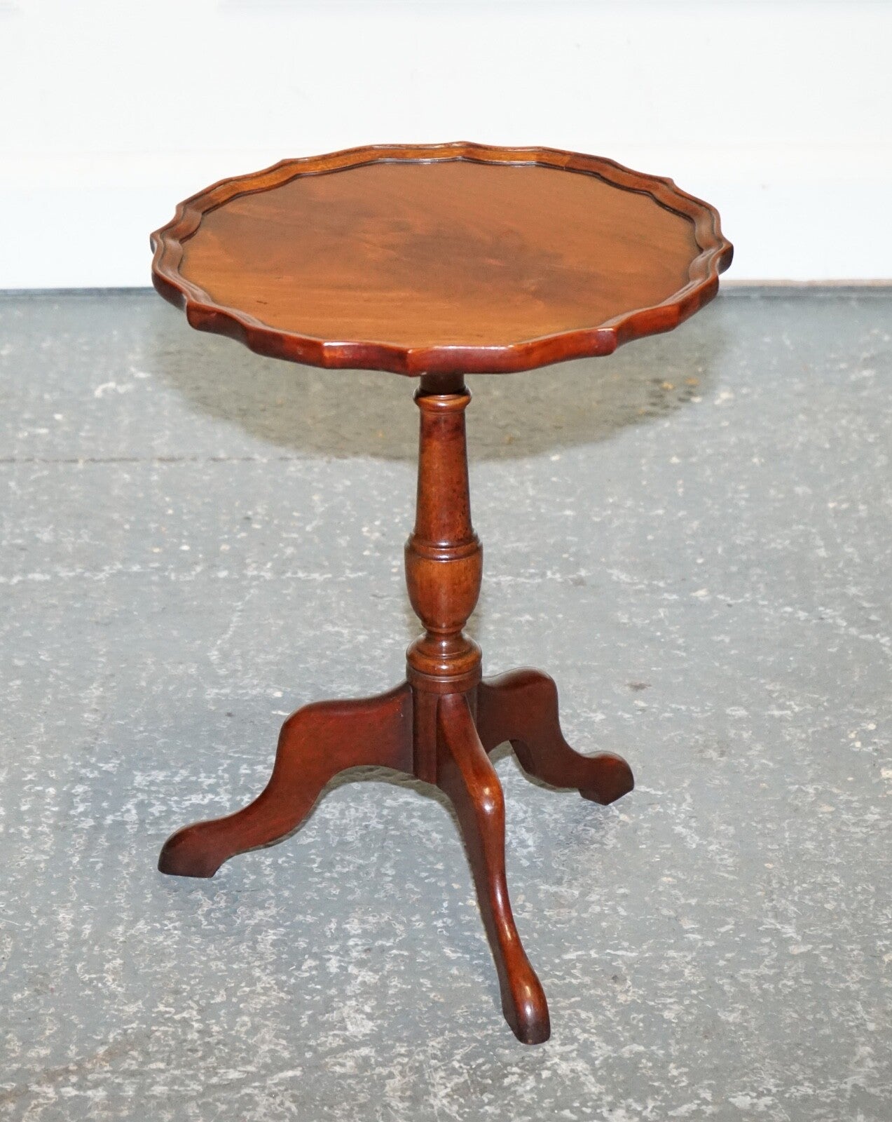 LOVELY VINTAGE WALNUT PIE CRUST LAMP WINE OCCASIONAL TABLE BY CHARLES BARR