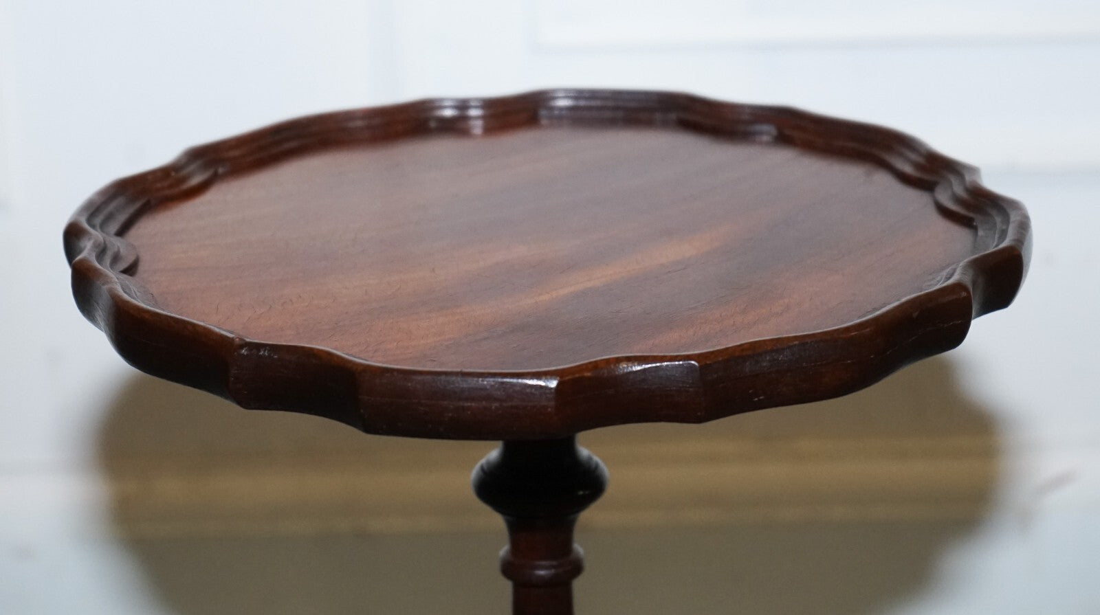 LOVELY  FLAMED MAHOGANY PIECRUST TOP SIDE END WINE TRIPOD TABLE