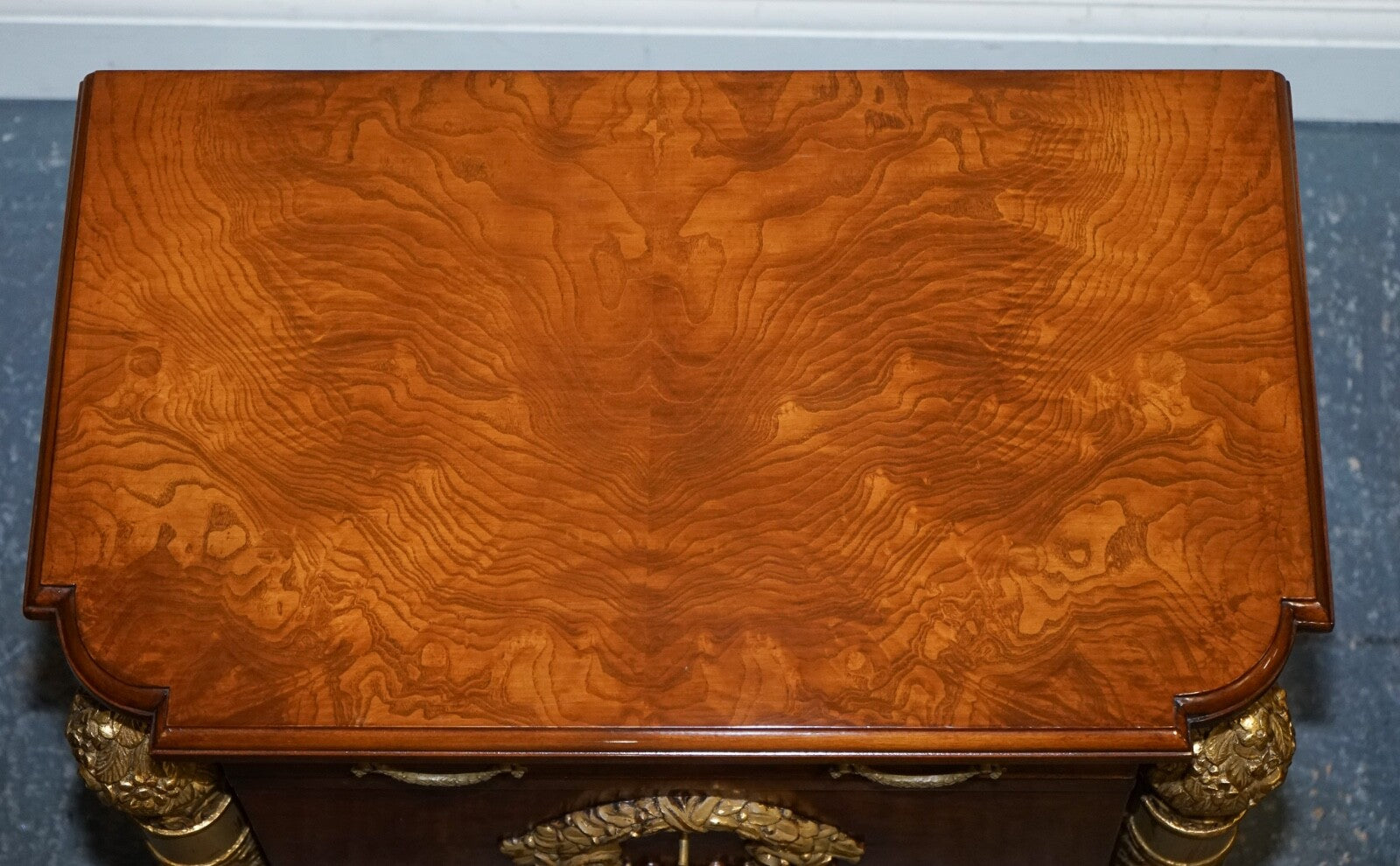 STUNNING PAIR FRENCH EMPIRE STYLE GOLD DETAILED BURR WALNUT BEDSIDES NIGHTSTANDS