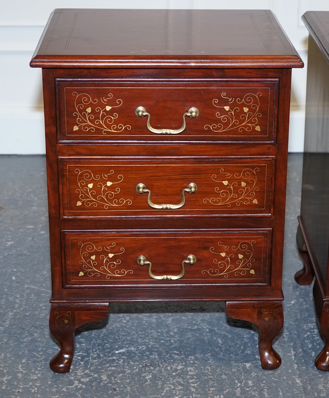 STUNNING PAIR OF BRASS INLIAD ANGLO INDIAN BEDSIDE TABLES NIGHTSTANDS