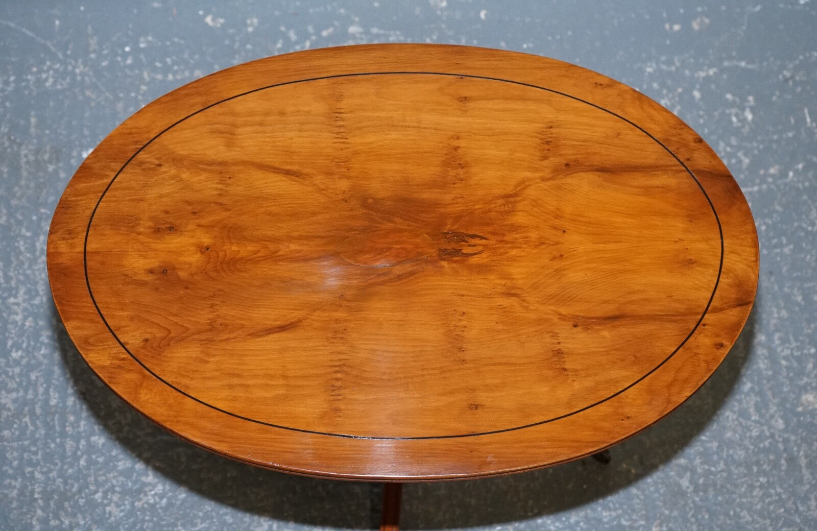 LOVELY VINTAGE OVAL BURR YEW WOOD SIDE TABLE ON TRIPOD LEGS